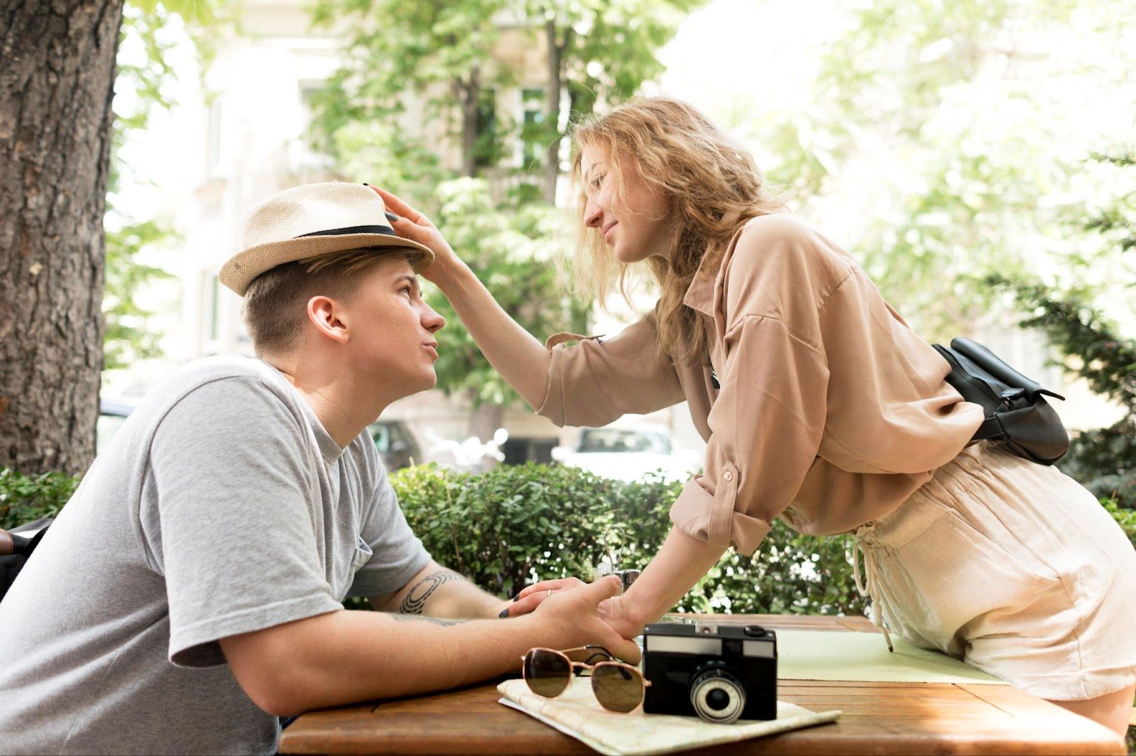 Участники языкового разговорного клуба практикуют испанский в непринужденной атмосфере