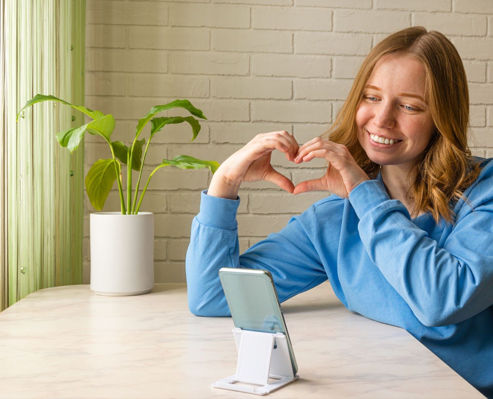 Смартфоны с романтическими сообщениями на экранах
