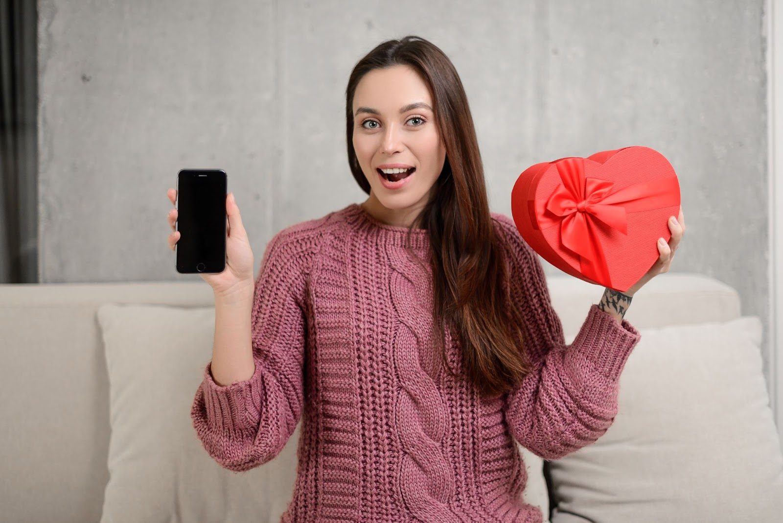 Смартфоны с романтическими сообщениями на экранах
