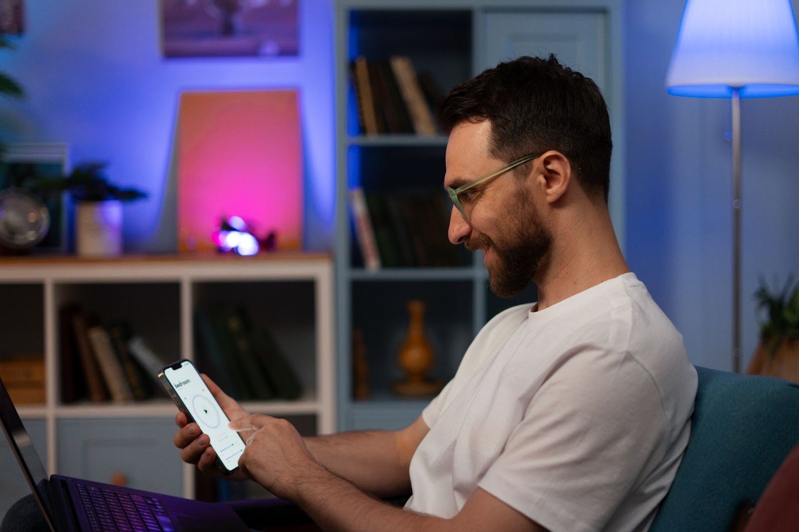 Смартфоны с романтическими сообщениями на экранах