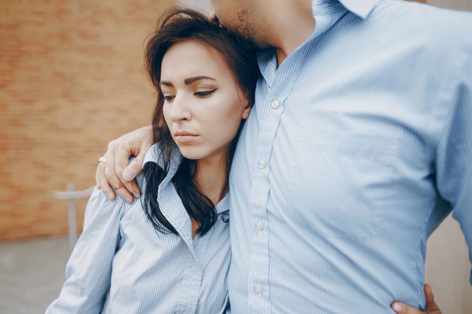 Как определить неверность партнера: психологические сигналы и поведенческие изменения