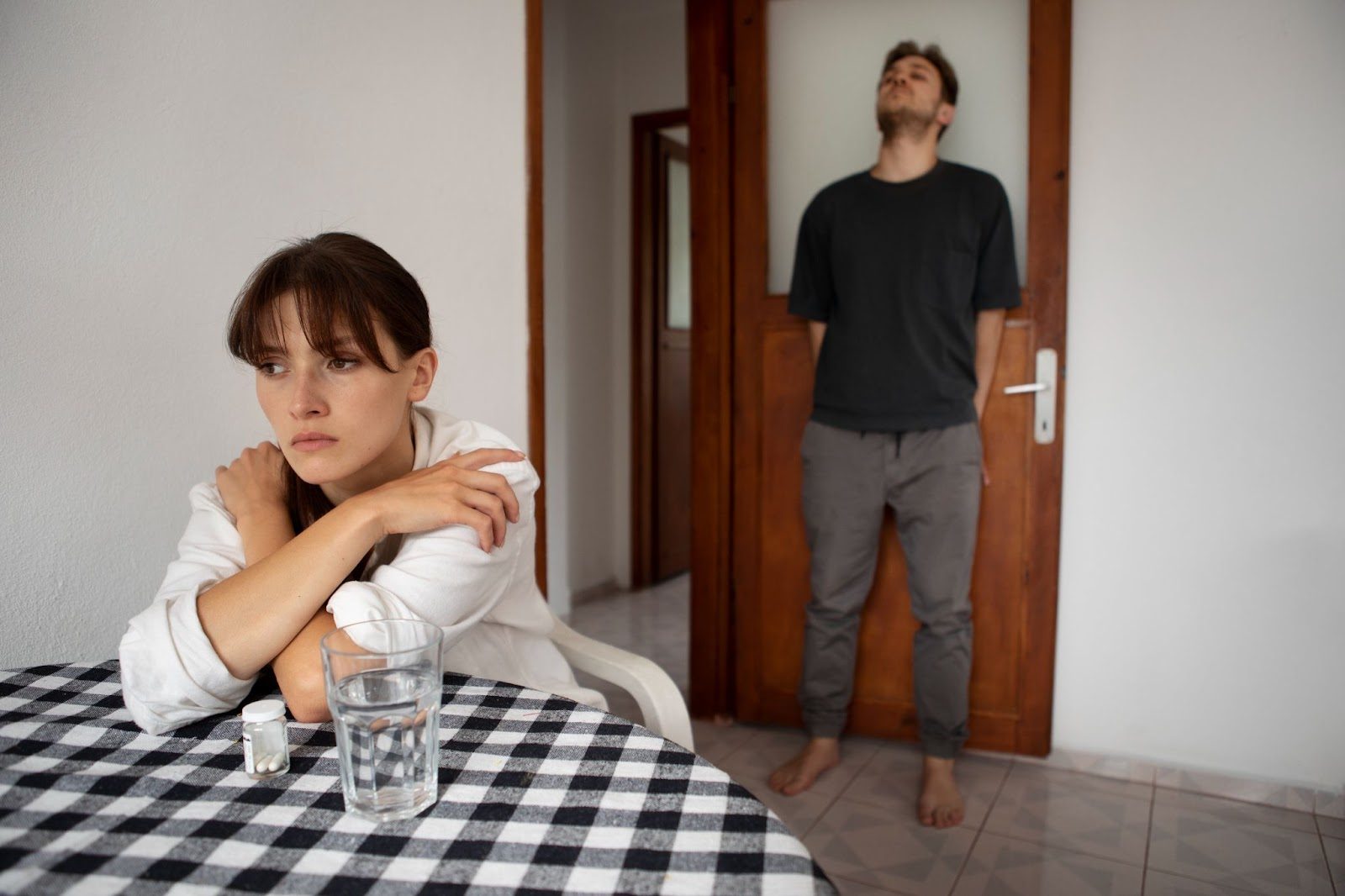 Человек в состоянии эмоционального шока после предательства
