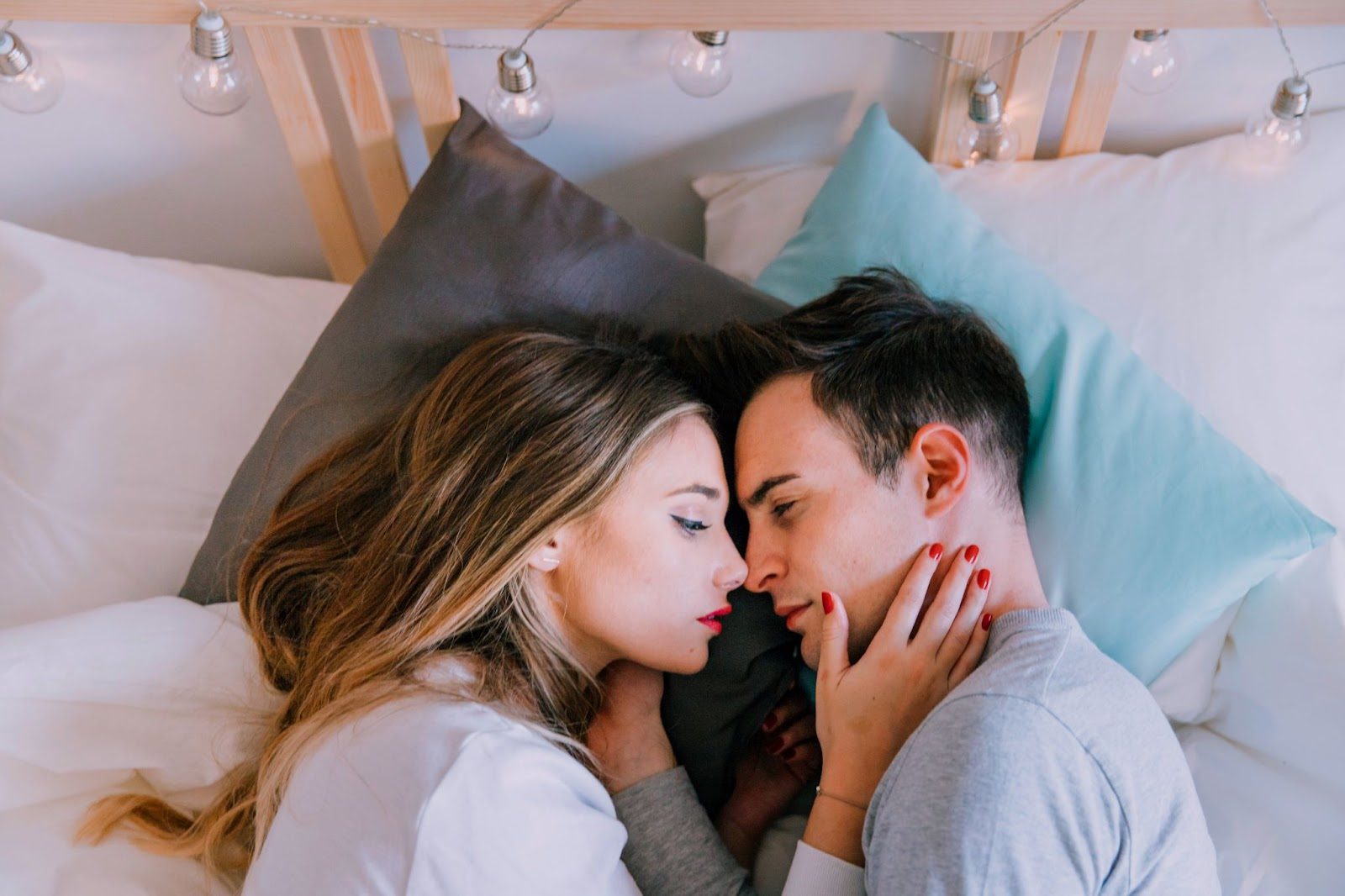 Пара в процессе откровенного обсуждения своих желаний и фантазий