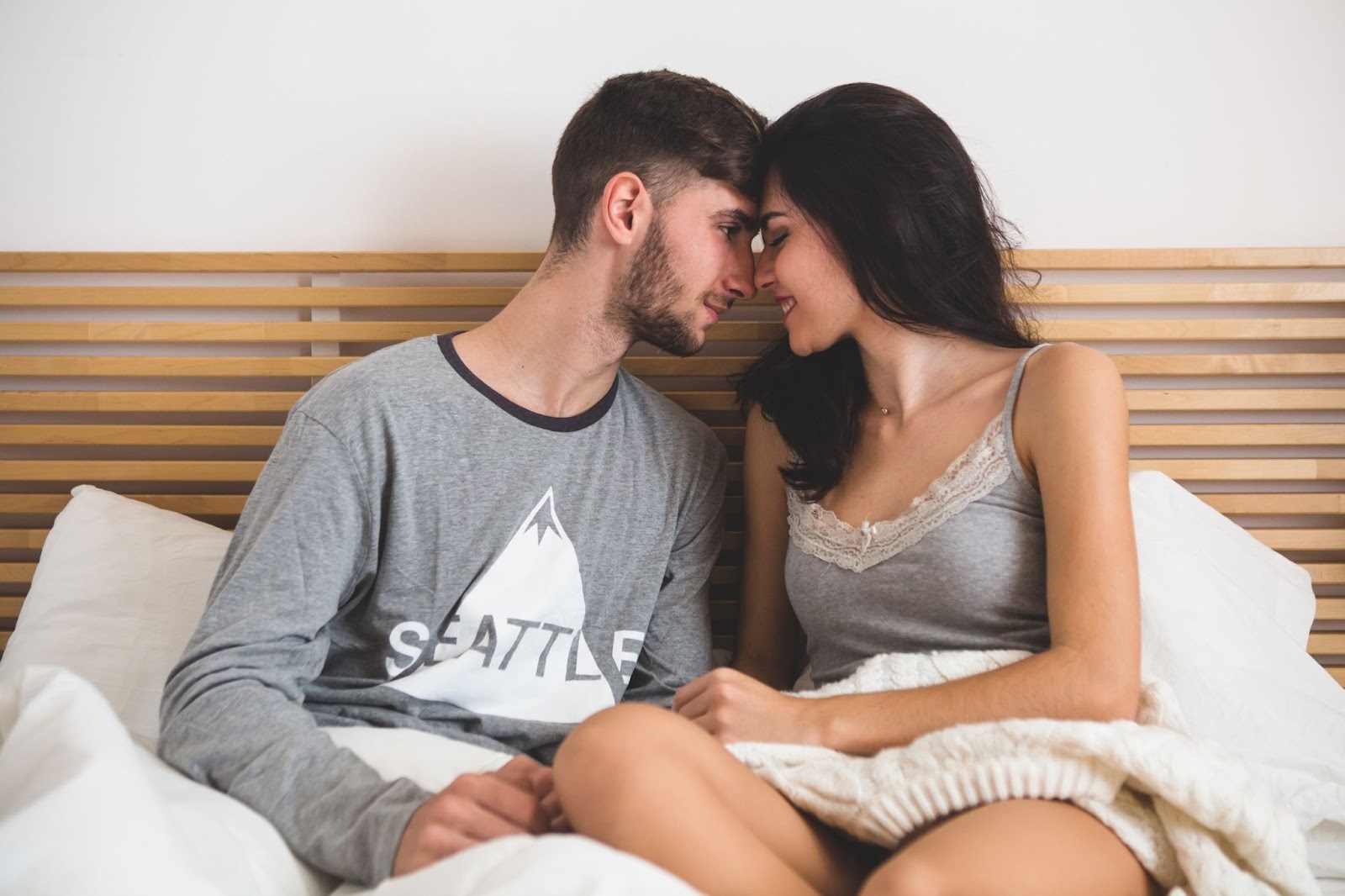 Пара, заново открывающая эмоциональную связь через объятия