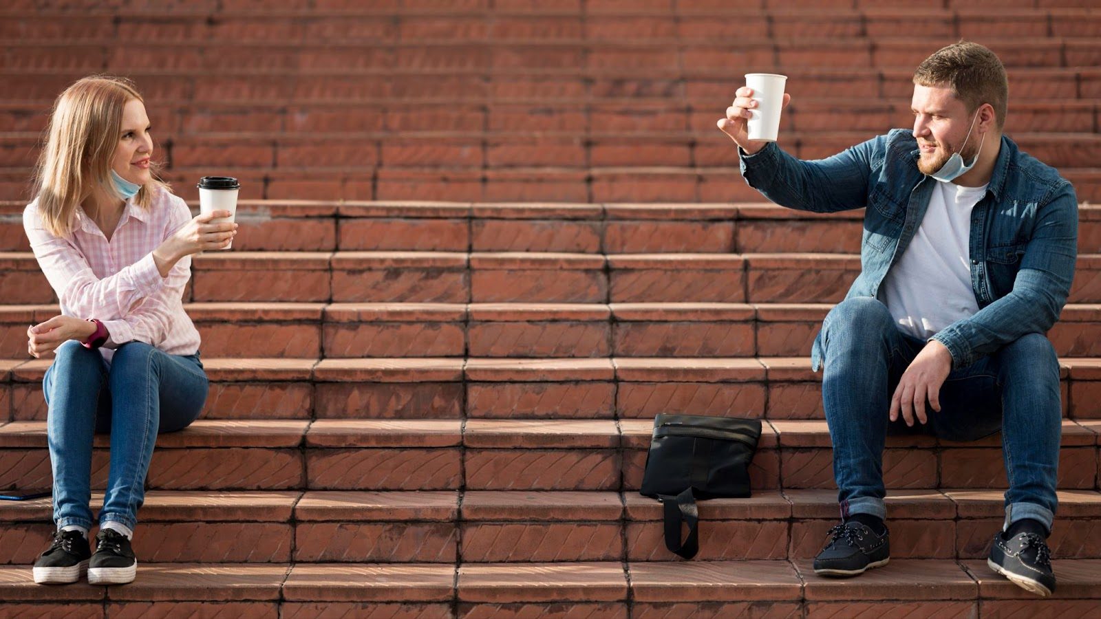 Пара обсуждает правила паузы в отношениях перед временным расставанием