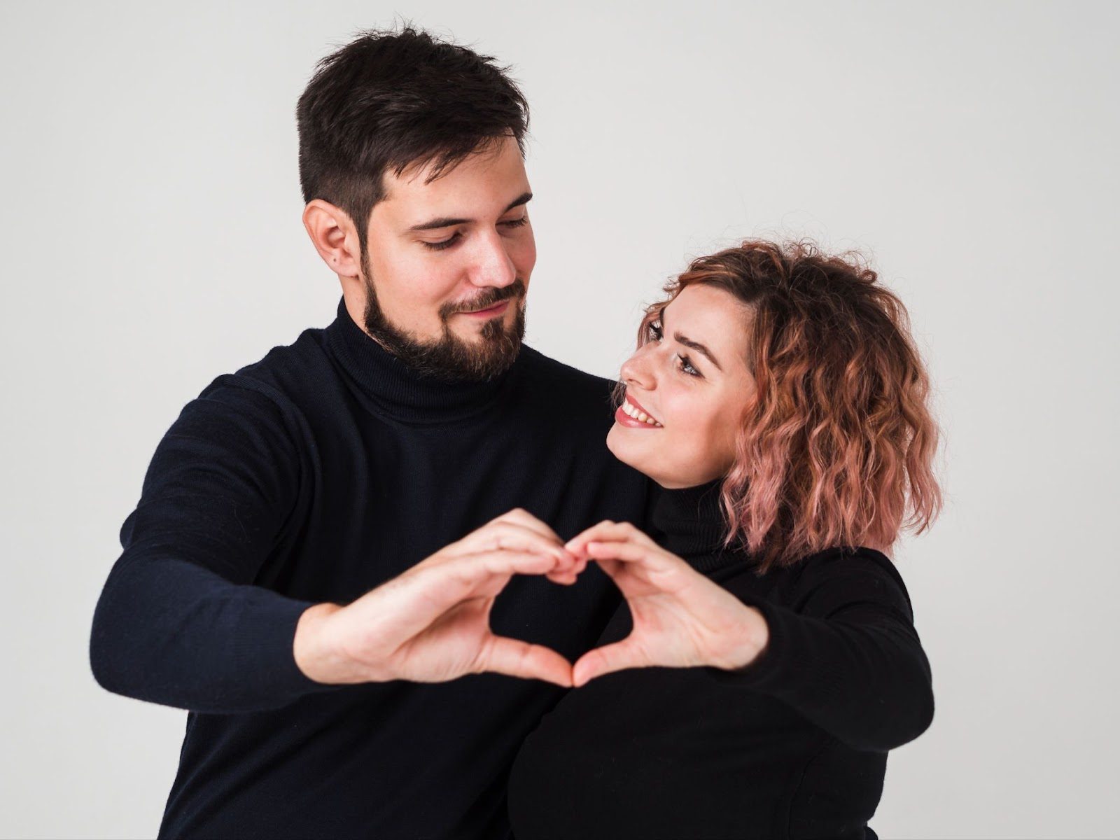 Пара держится за руки — признак здоровых отношений