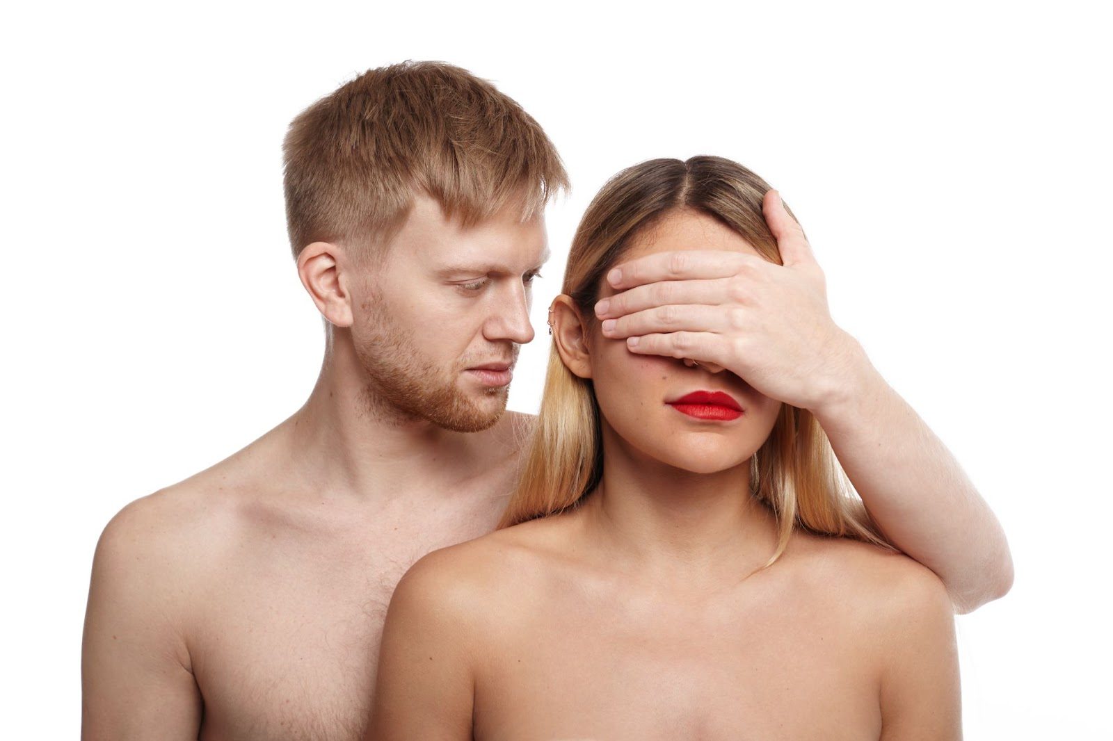 Девушка выглядит растерянной после ухаживаний — первые признаки манипуляции

