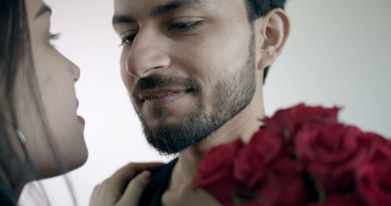 Мужчина с уверенной улыбкой и букетом цветов — возвращение после игнора

