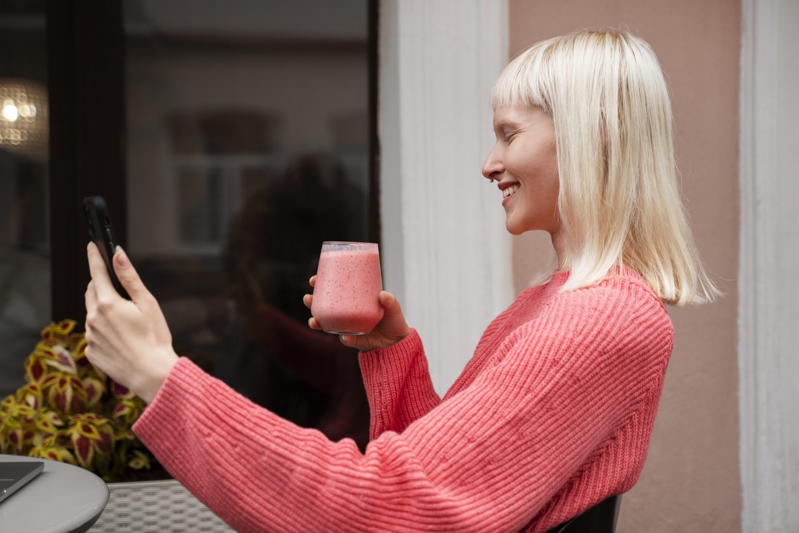 Девушка листает профили в приложении для знакомств