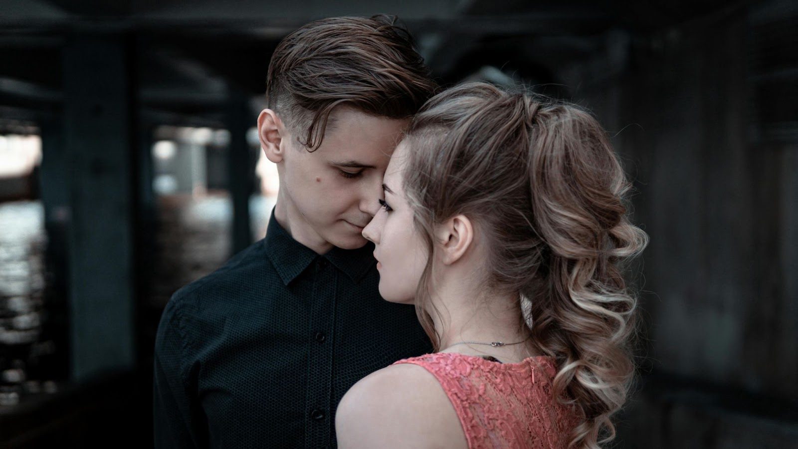 парень и девушка на свидании