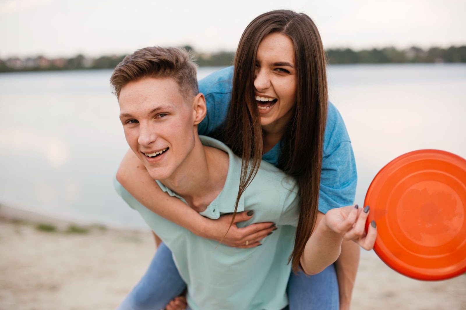 парень и девушка на свидании