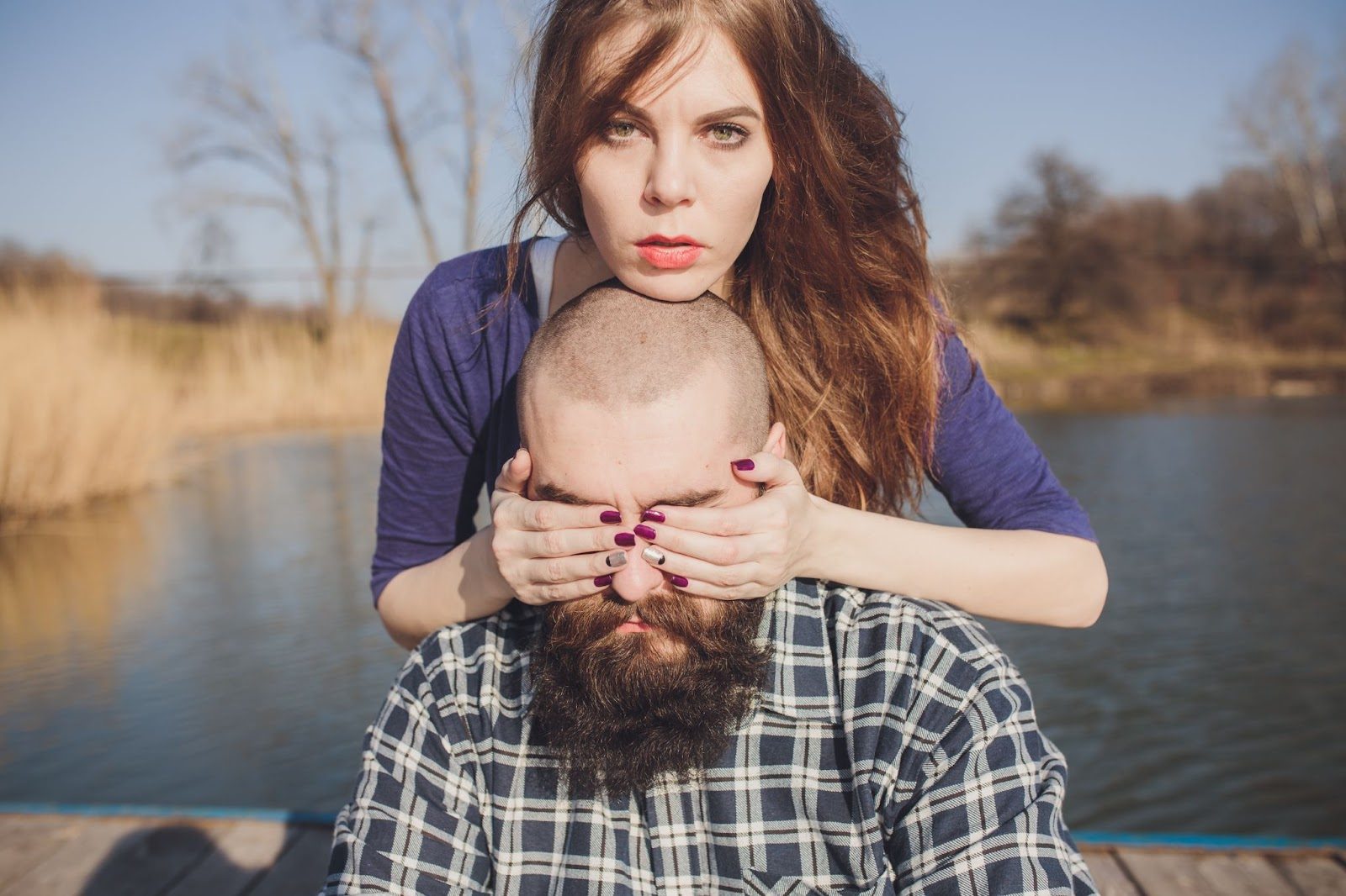 парень и девушка сомневаются в друг друге