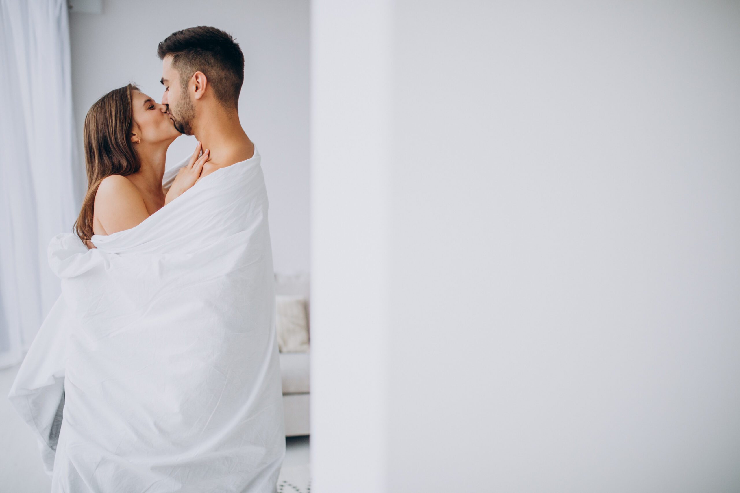 Пара обсуждает комфорт и безопасность при освоении новых поз