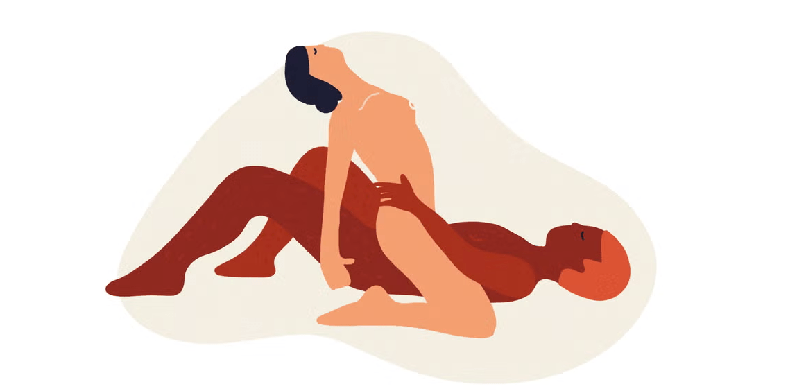 Женщина в позе наездницы контролирует темп интимной близости