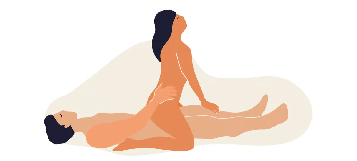 Женщина в позе наездницы контролирует темп интимной близости