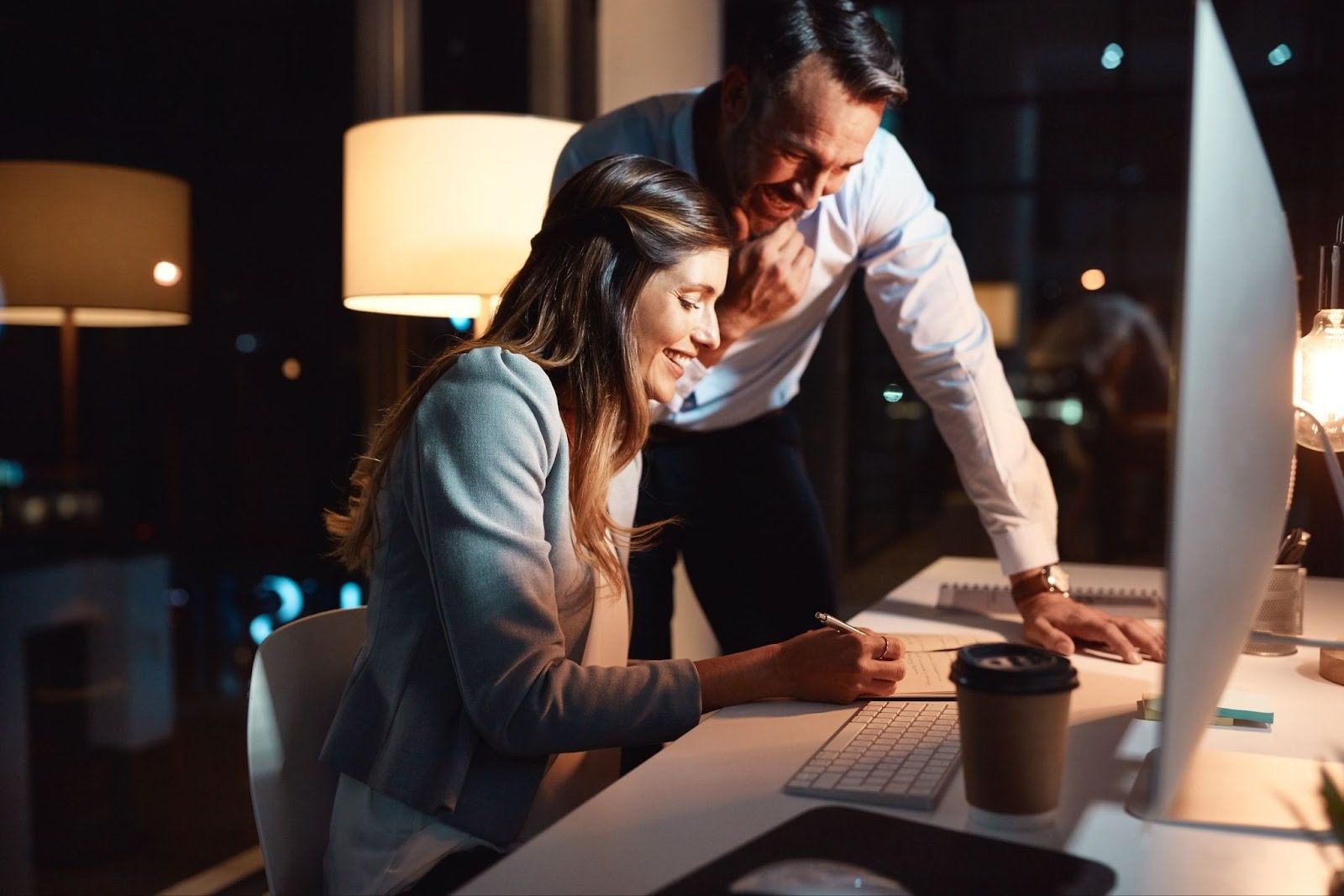 флирт между мужчиной и женщиной на работе