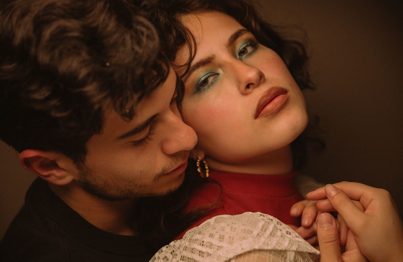 Женщина привлекает внимание мужчины через язык тела и жесты