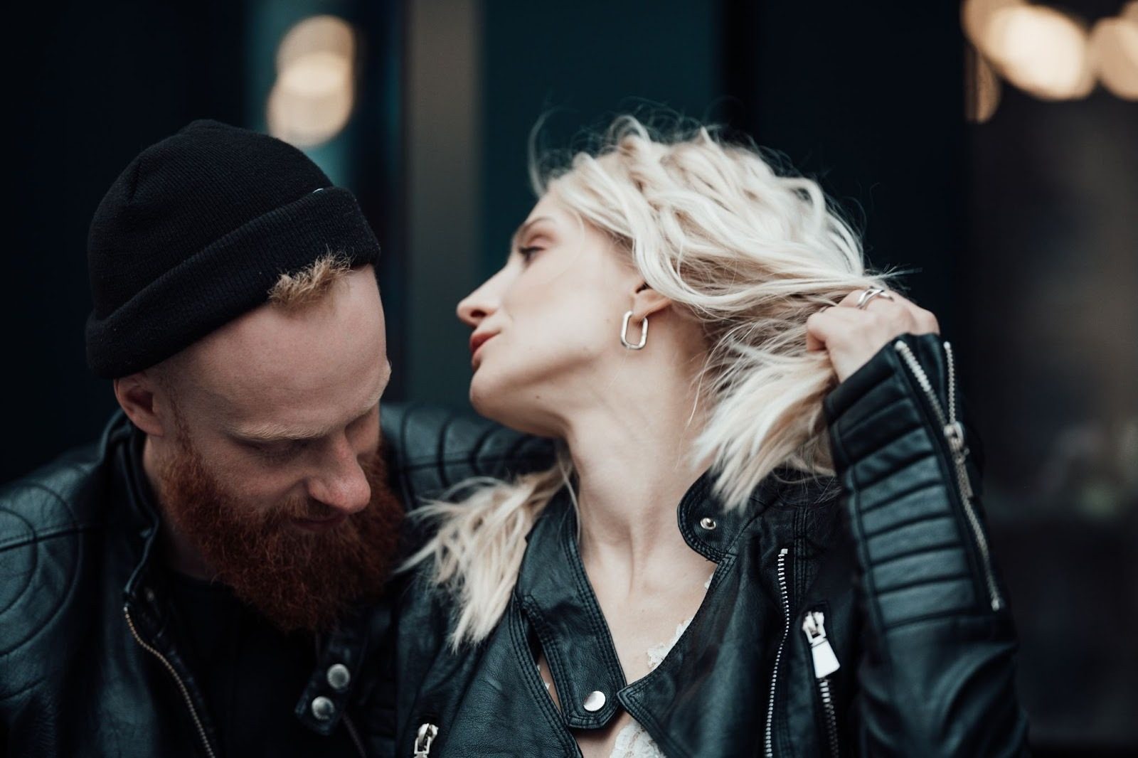 Пара готовится к романтическому вечеру, атмосфера притяжения