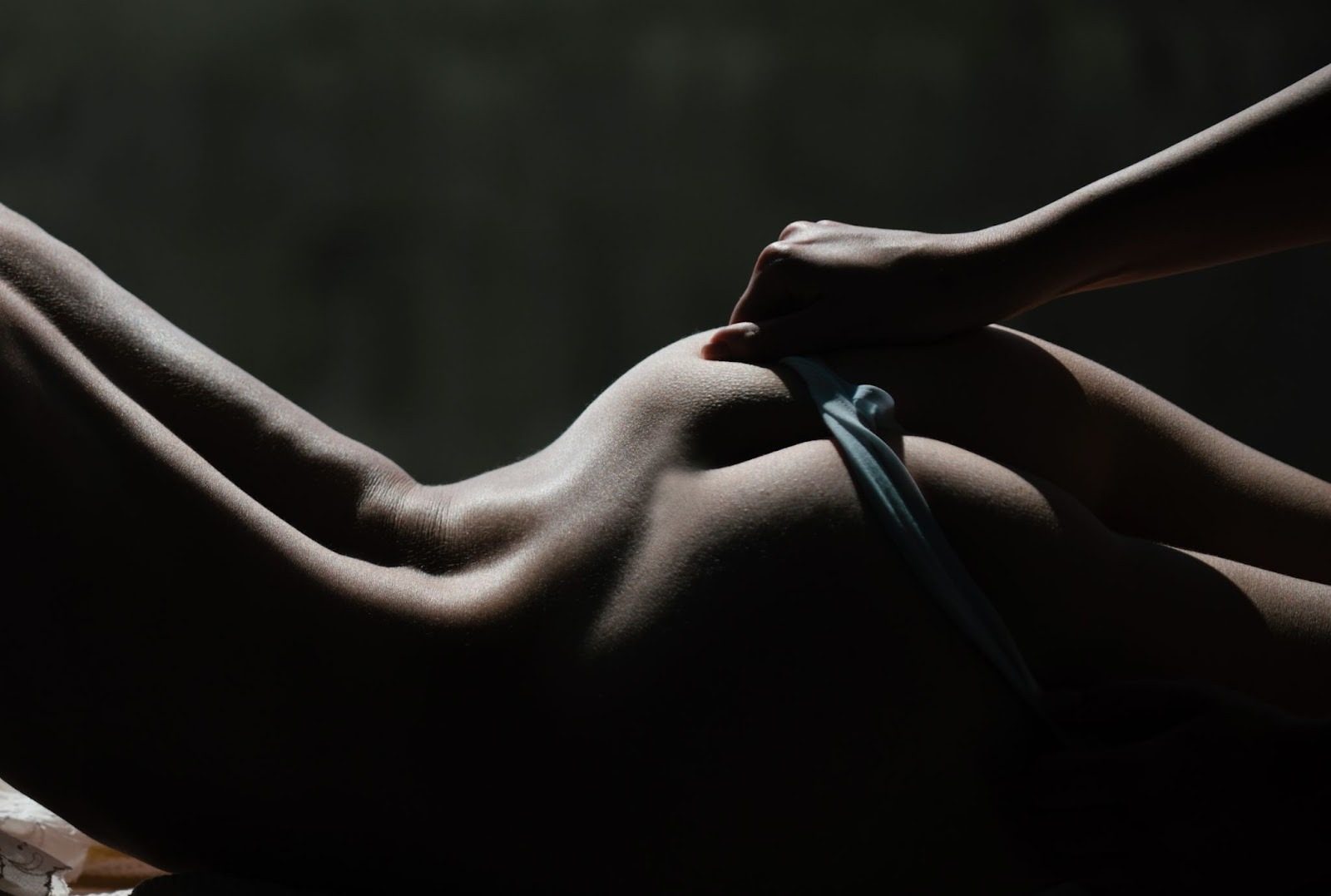 Комфортная поза на боку для первого опыта анального секса