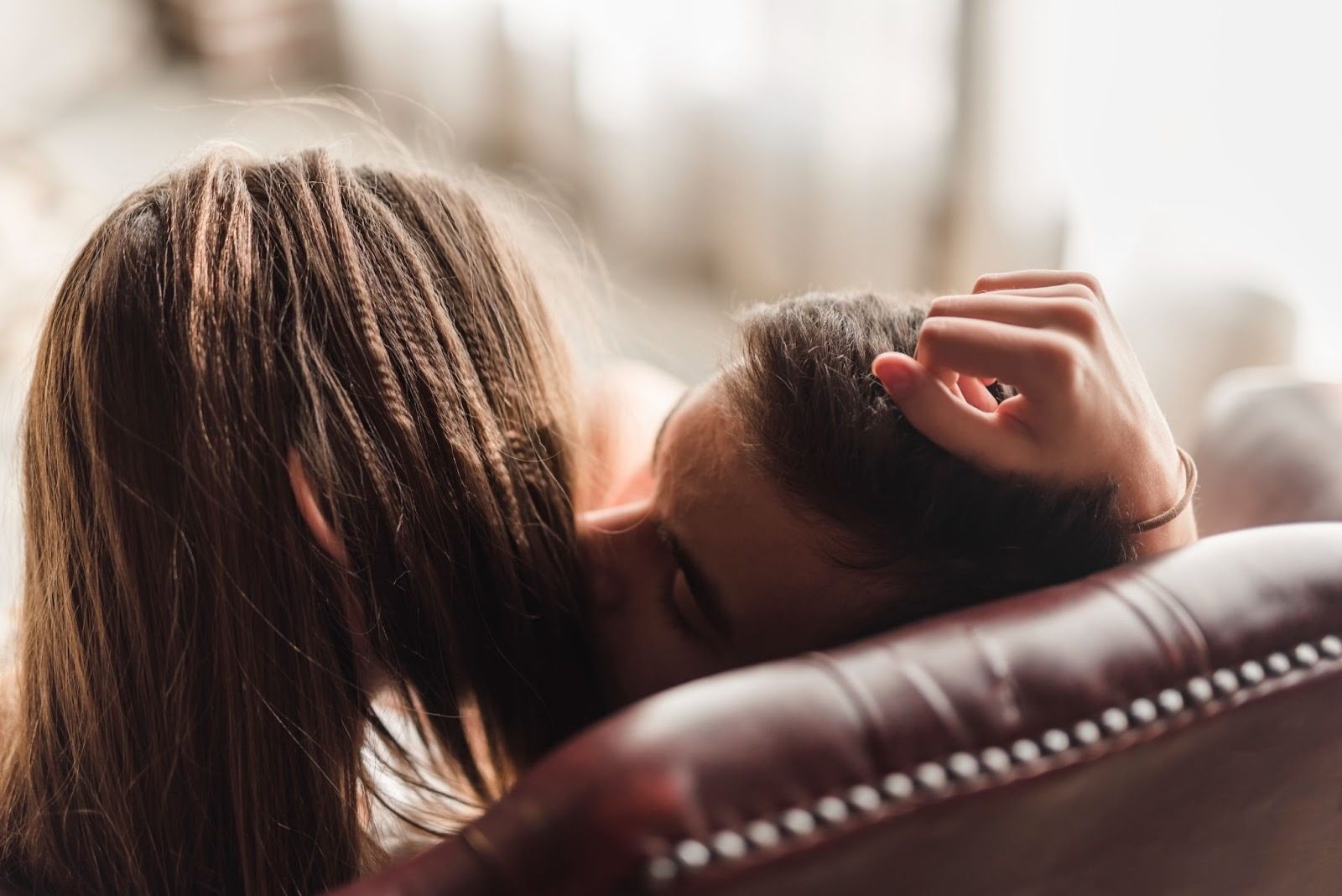 Пара обсуждает интимную близость и границы в отношениях