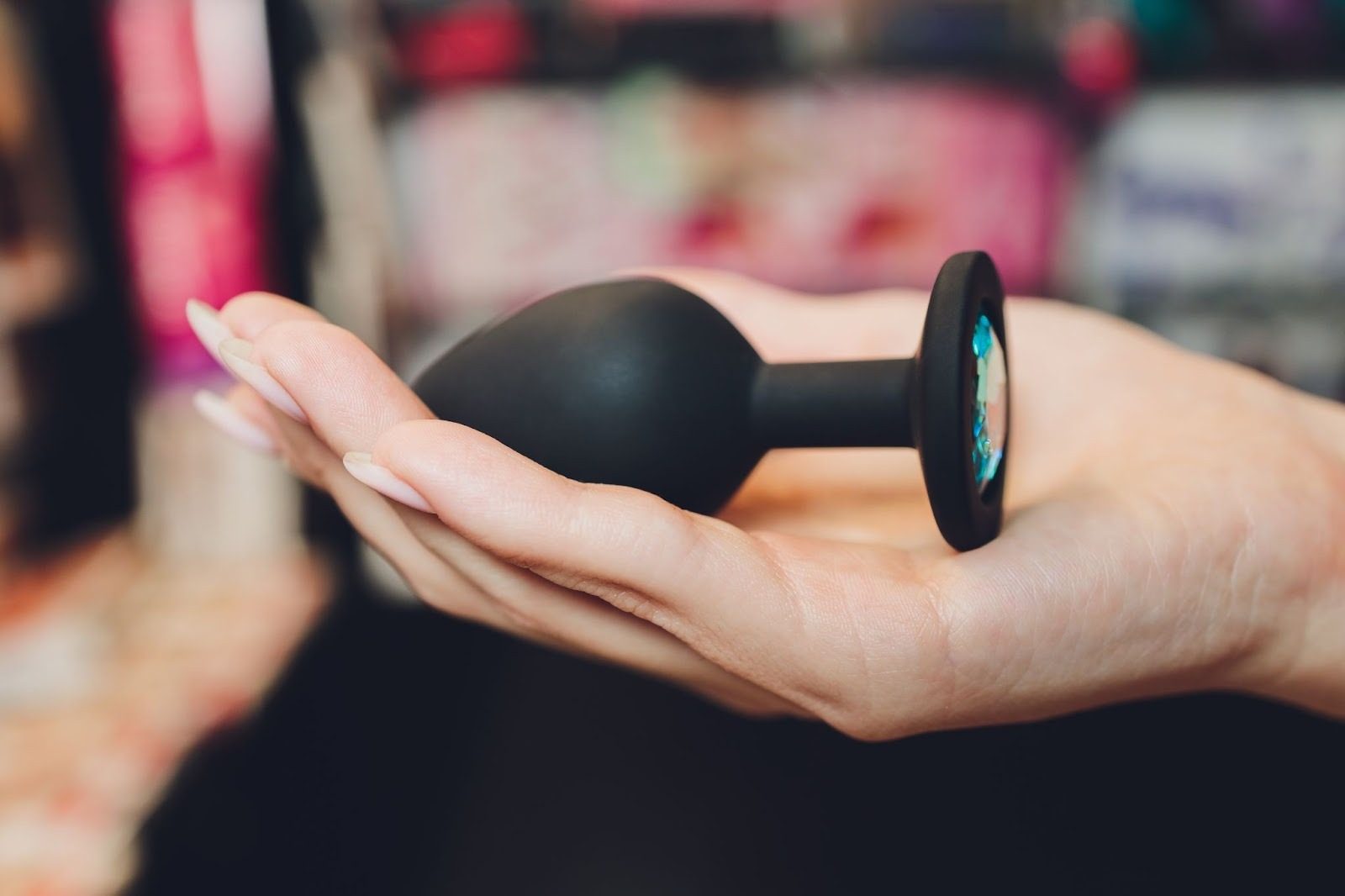 Подготовка к анальному сексу с использованием лубриканта и игрушек