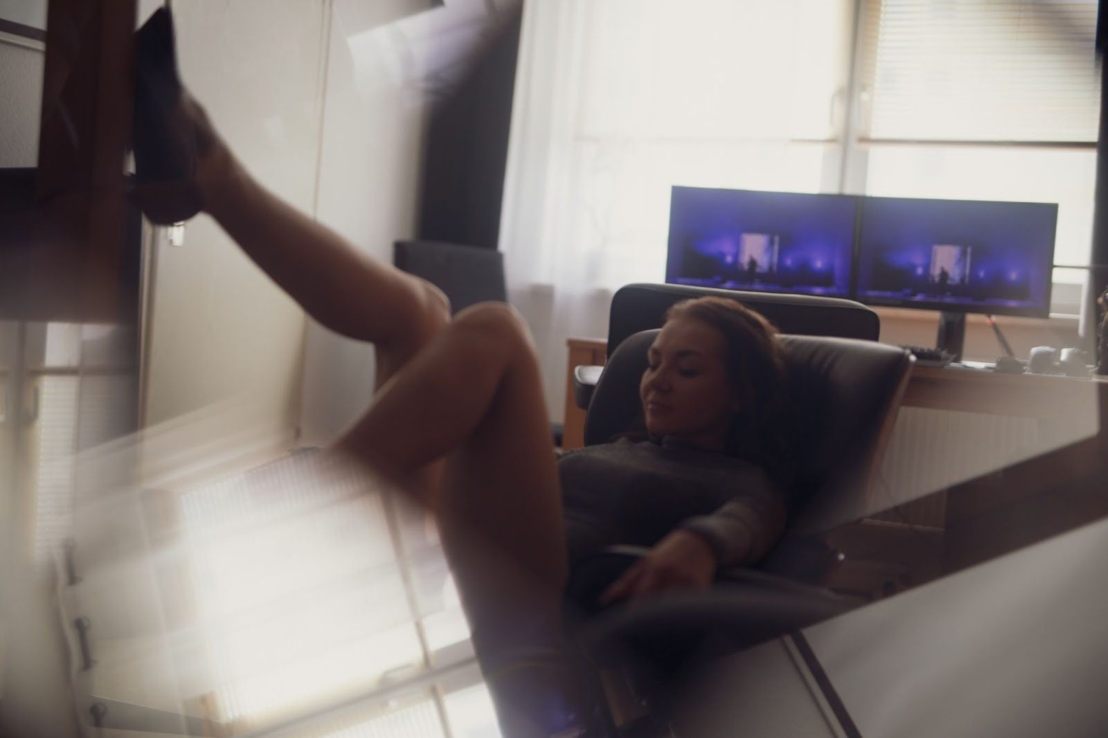 Мужчина и женщина готовятся к первой ролевой игре дома