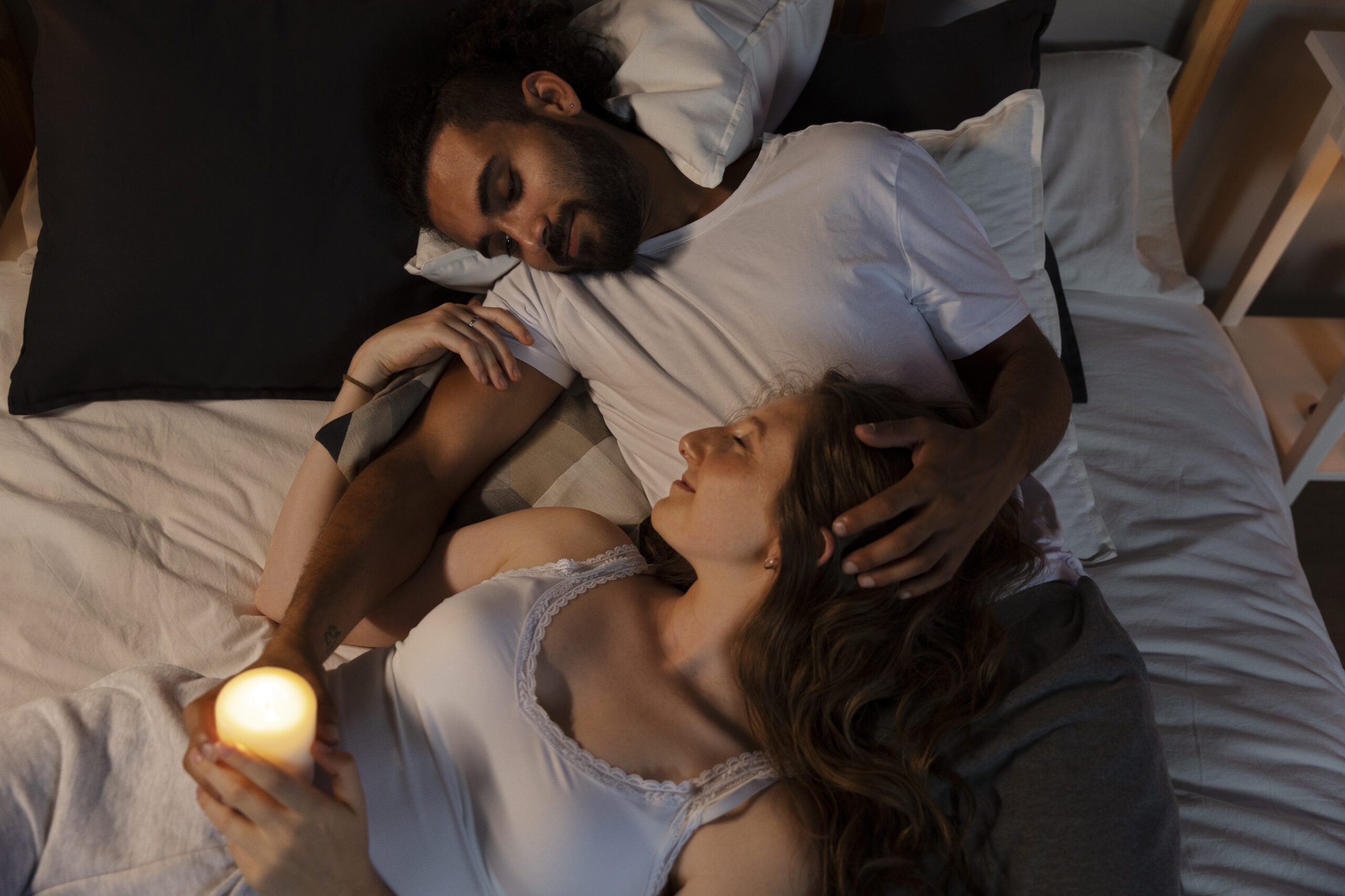 парень и девушка расслабляются перед сексом