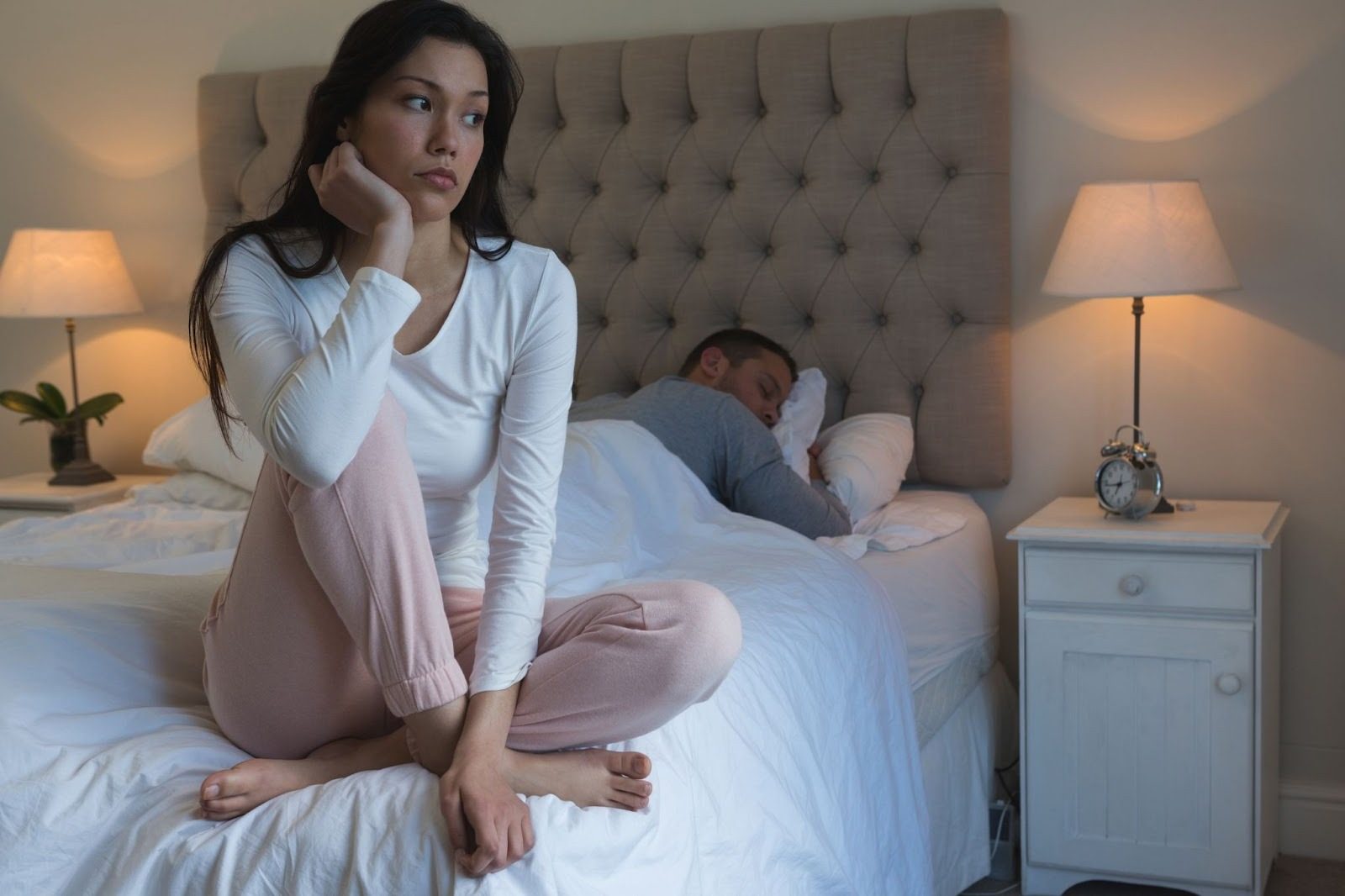 Девушка отворачивается от парня в постели из-за снижения либидо