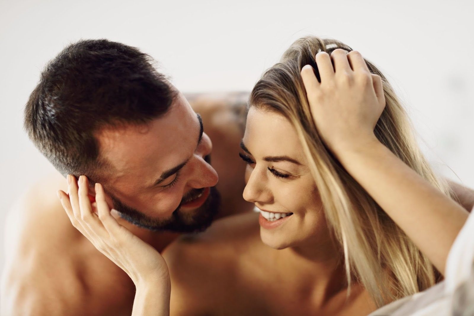 Мужчина и женщина медленно возбуждаются