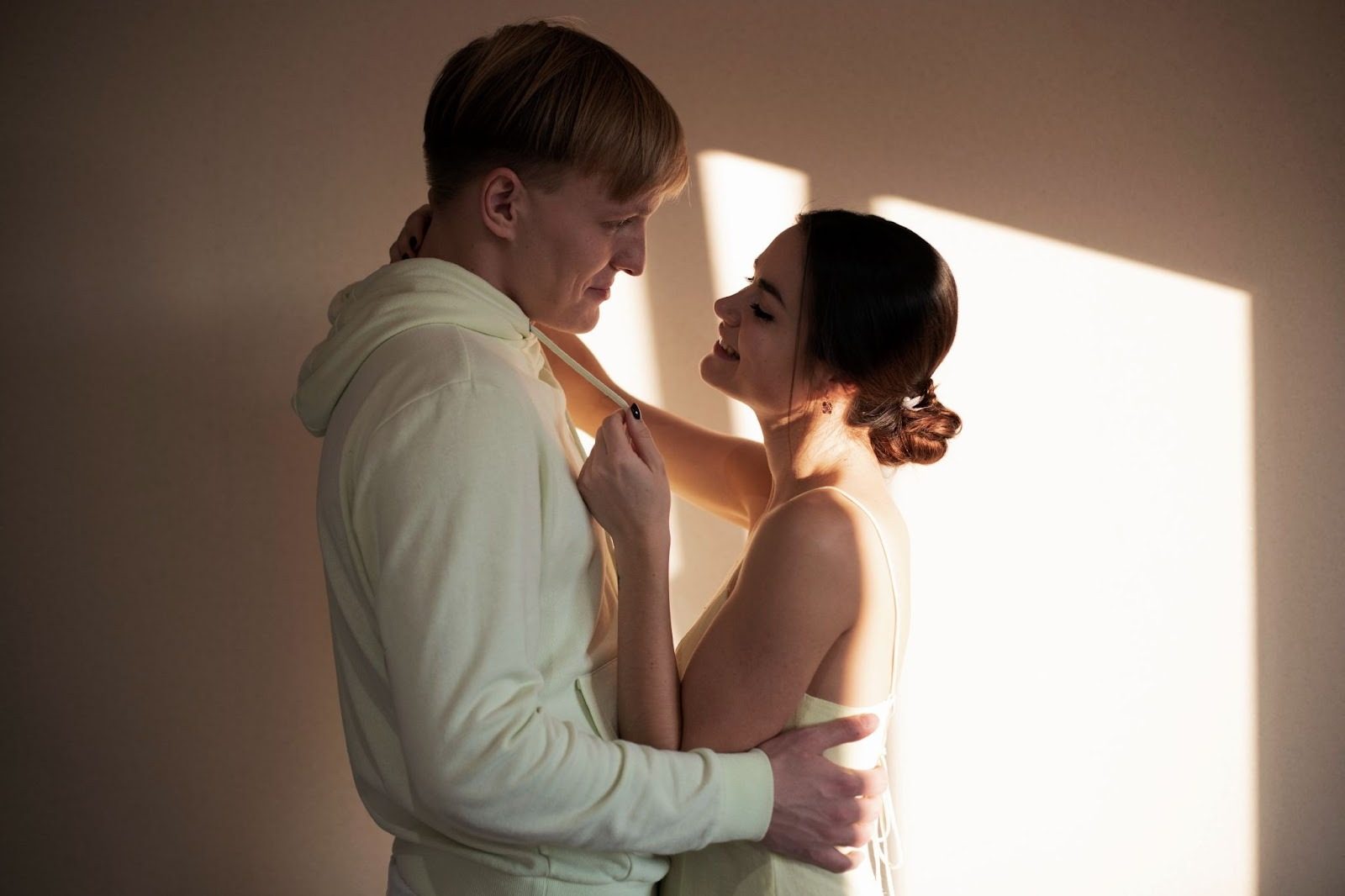 Нежные прикосновения и поцелуи партнеров