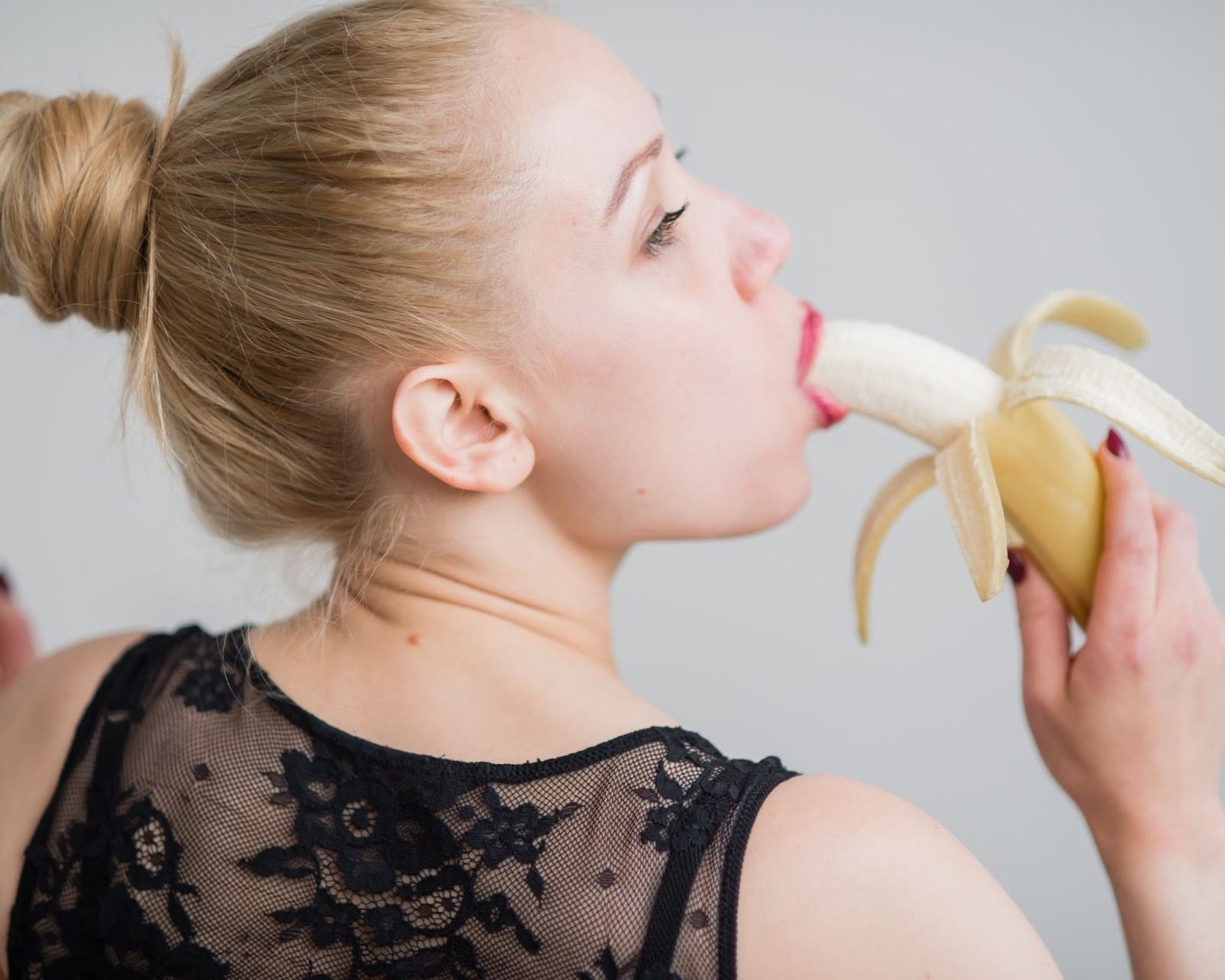 Девушка учится делать горловой минет