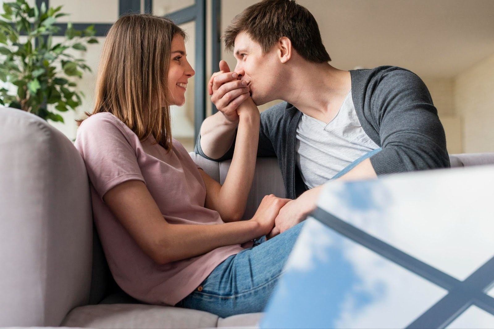 Девушка и парень строят здоровые открытые отношения