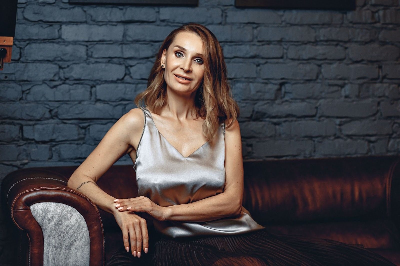 Ухоженная женщина за 35 лет с уверенным взглядом