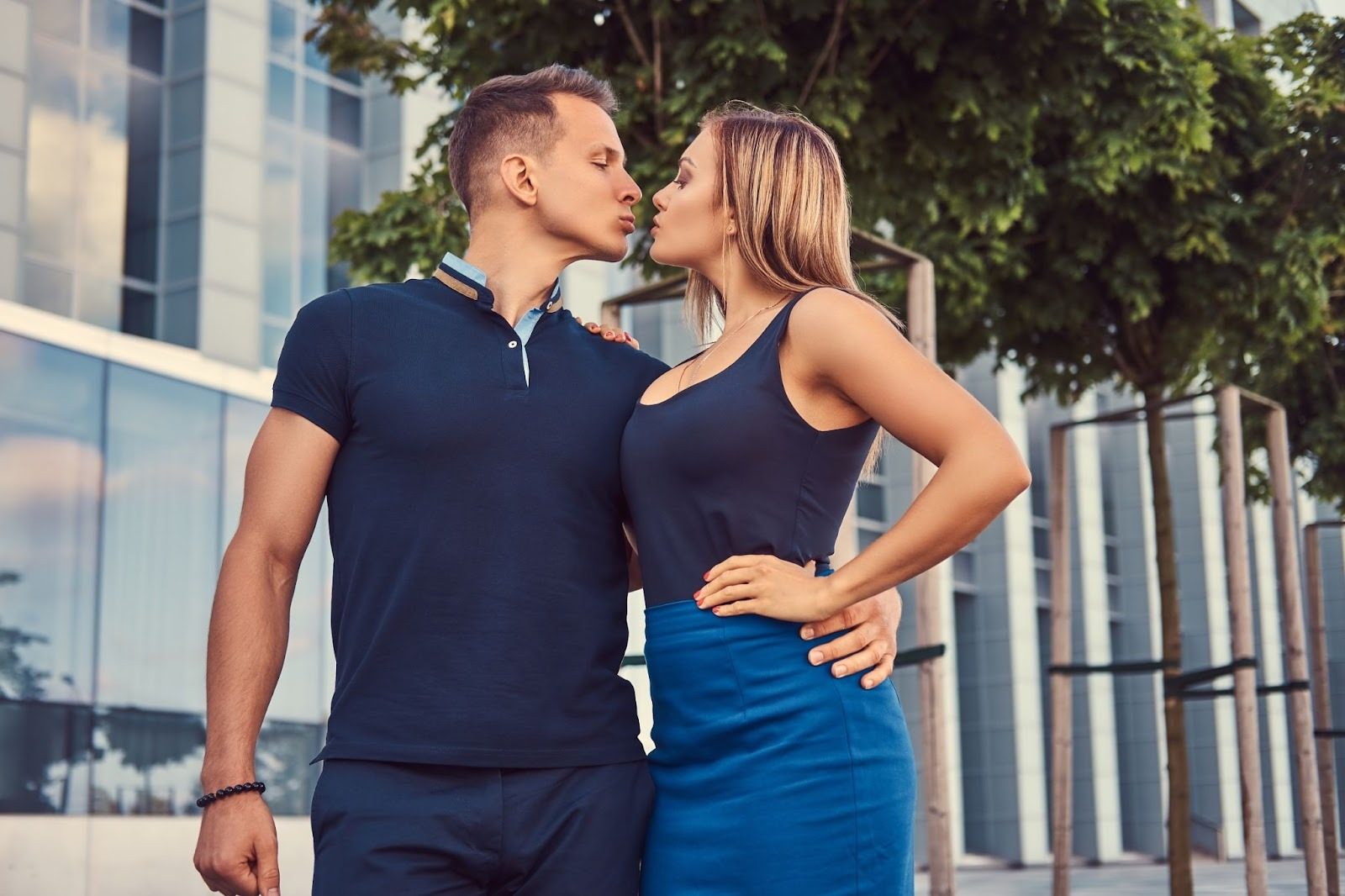 Ухоженная женщина за 35 лет с уверенным взглядом