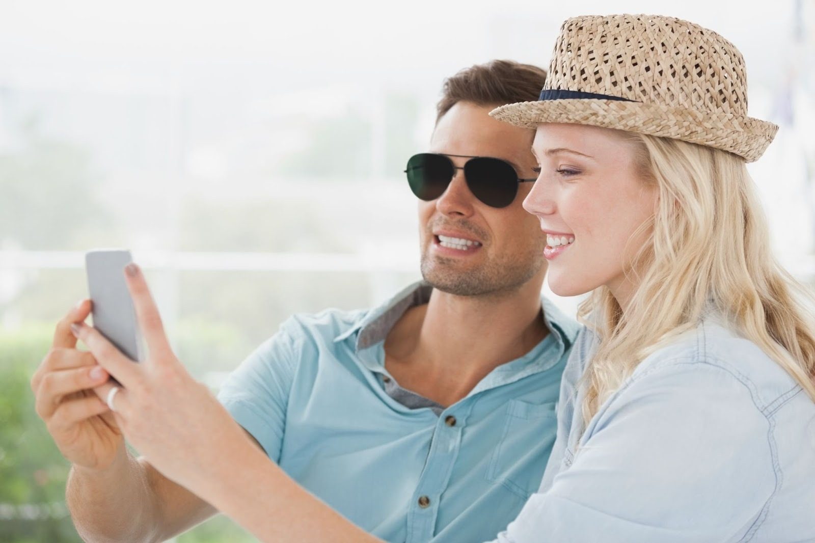 Пара проводит время вместе во время отпуска на курорте