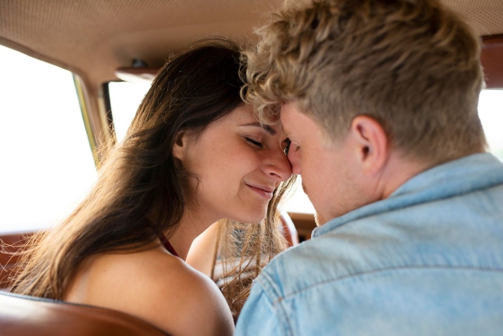 Пара в машине романтическая близость