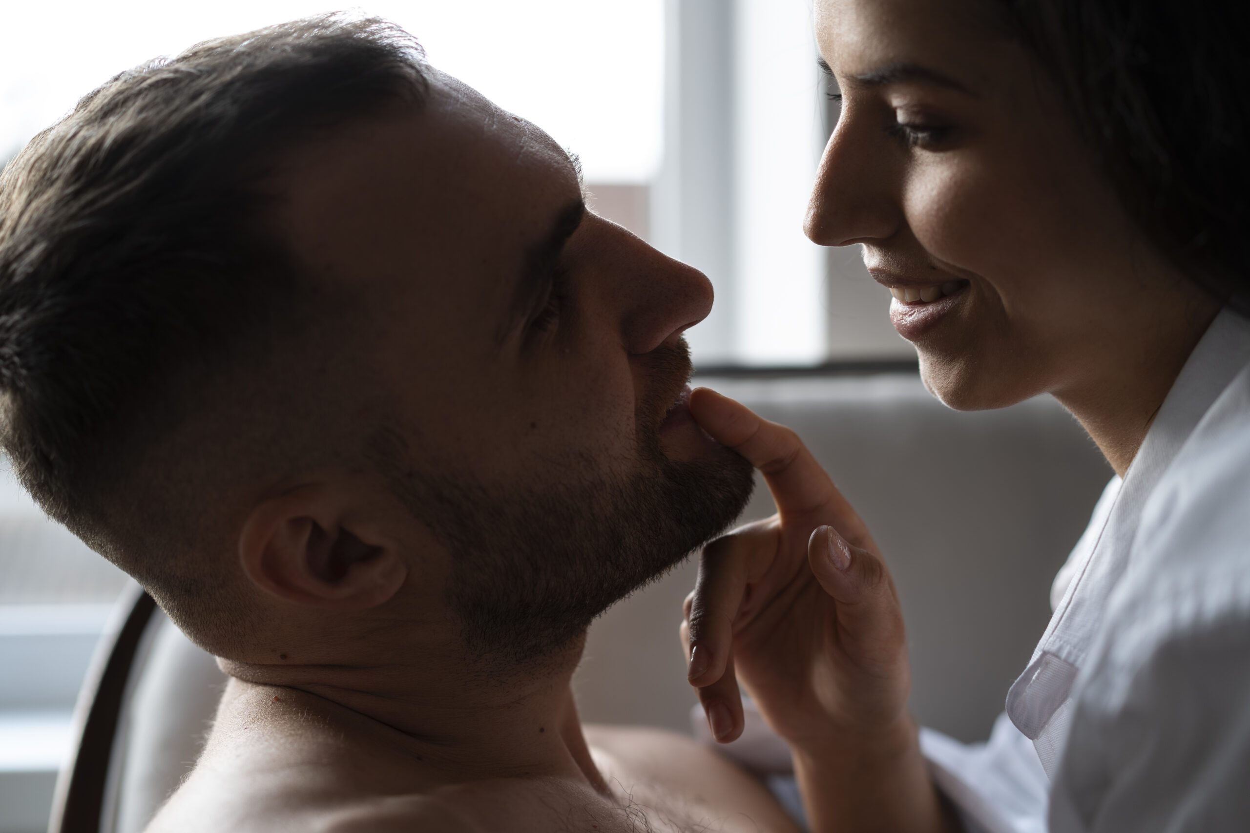 парень и девушка обсуждают что они любят в постели