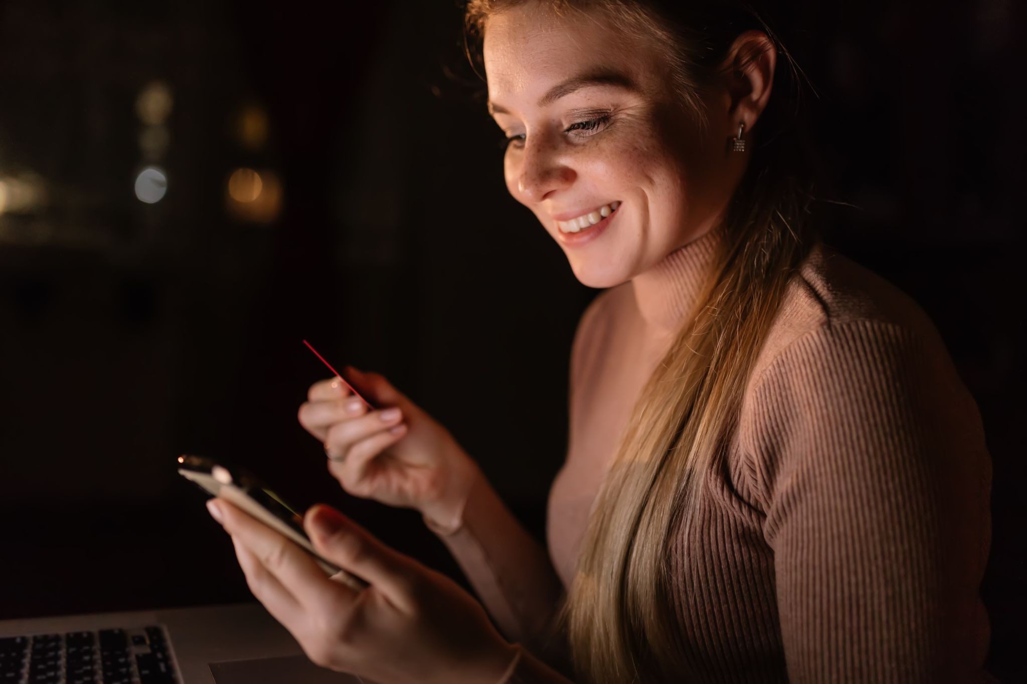 Переписка с мужчиной на экране смартфона с игривыми сообщениями и эмодзи