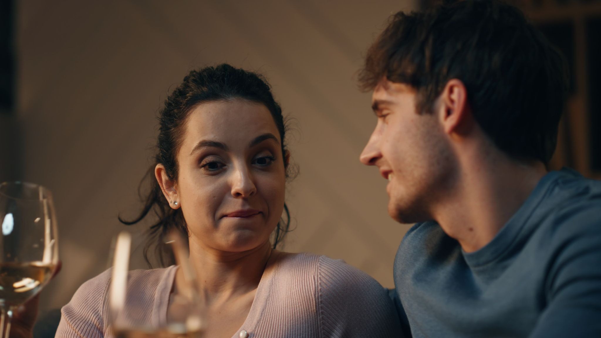 Девушка улыбается рядом с парнем который проявляет к ней интерес на свидании