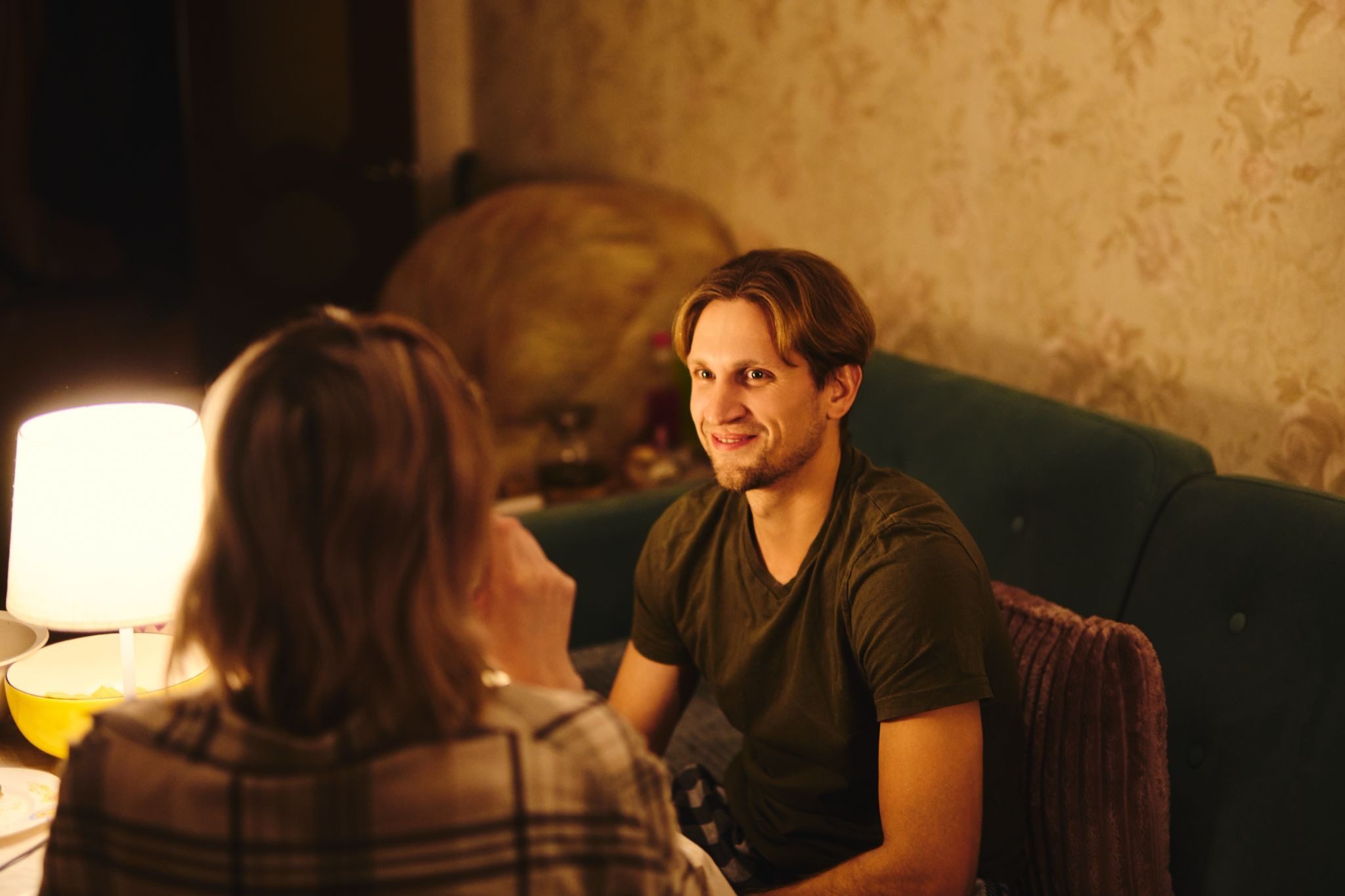 Парень и девушка пьют кофе наедине перед признанием в чувствах