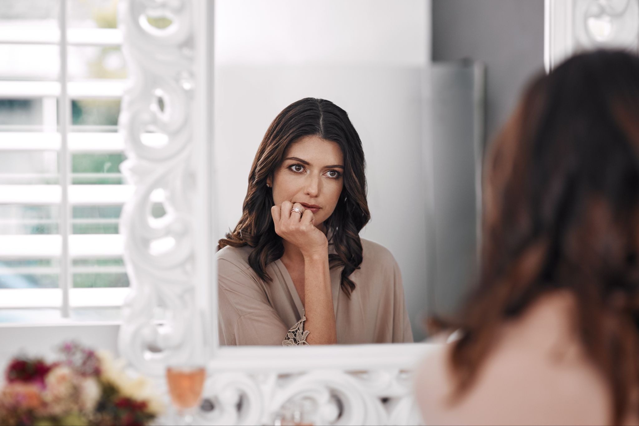 Расстроенная девушка переживает отказ после признания в чувствах парню