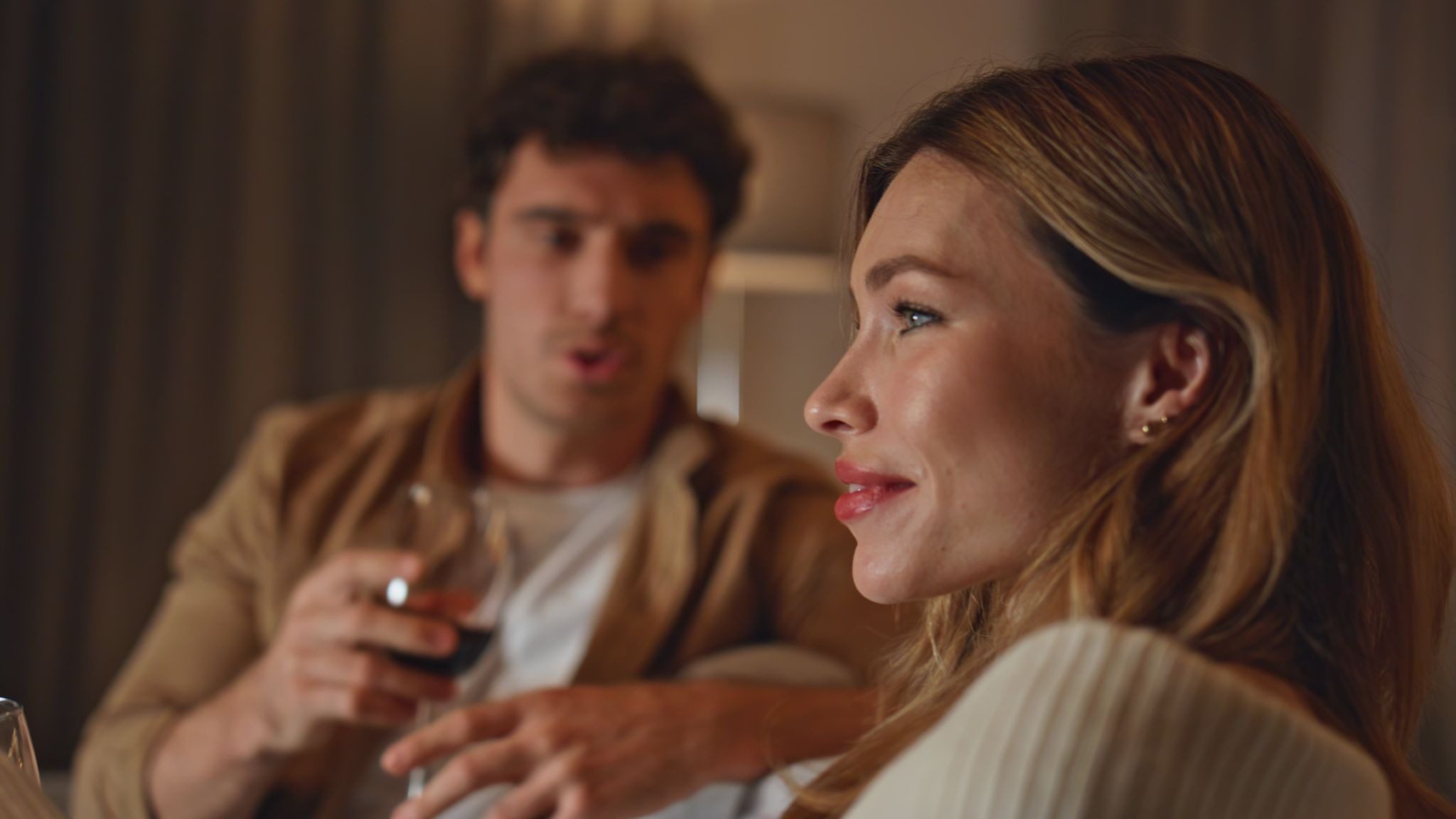 Девушка улыбается рядом с парнем который проявляет к ней интерес на свидании