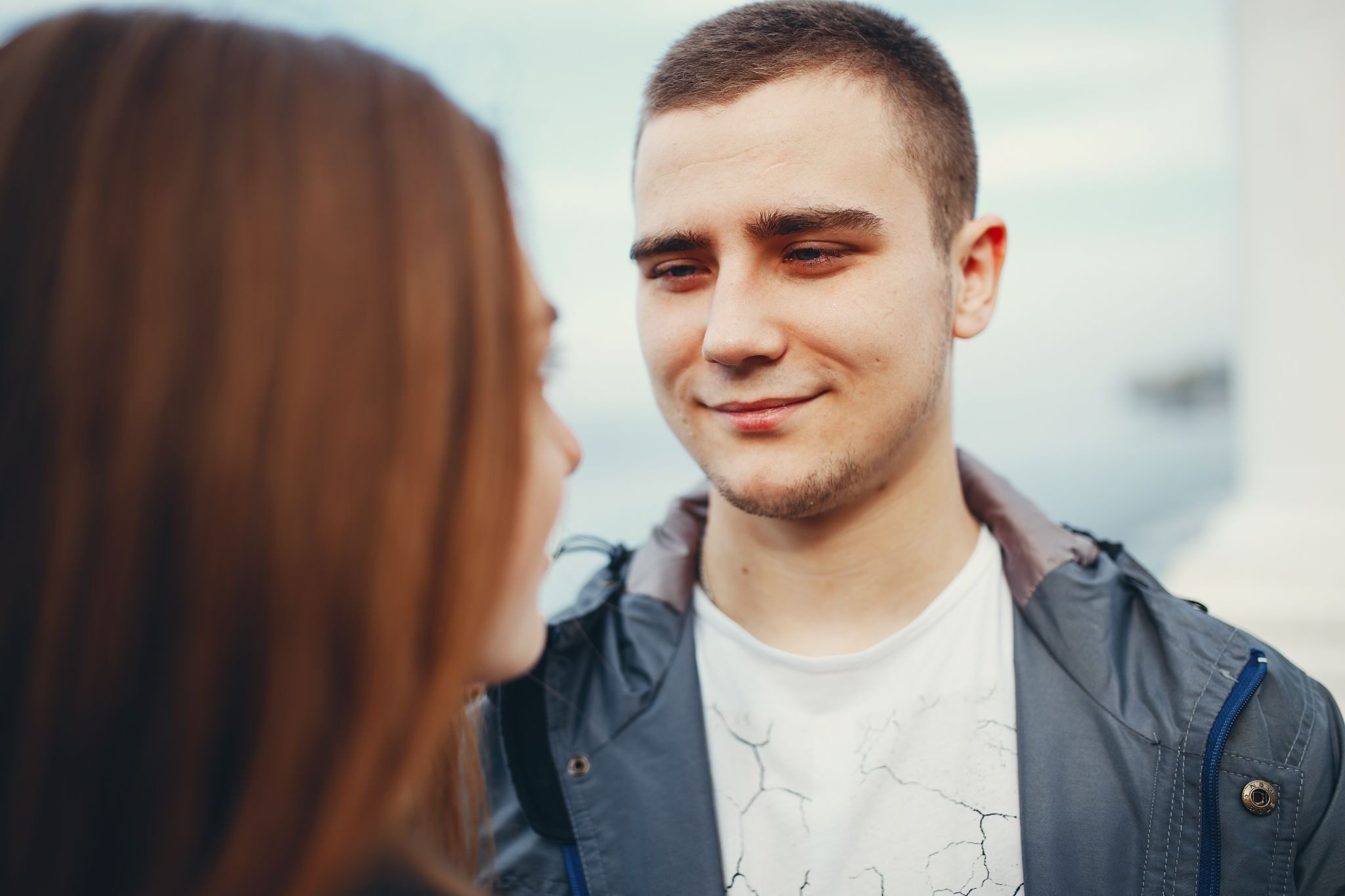 Мужчина с открытой позой и спокойным взглядом подходит знакомиться с девушкой