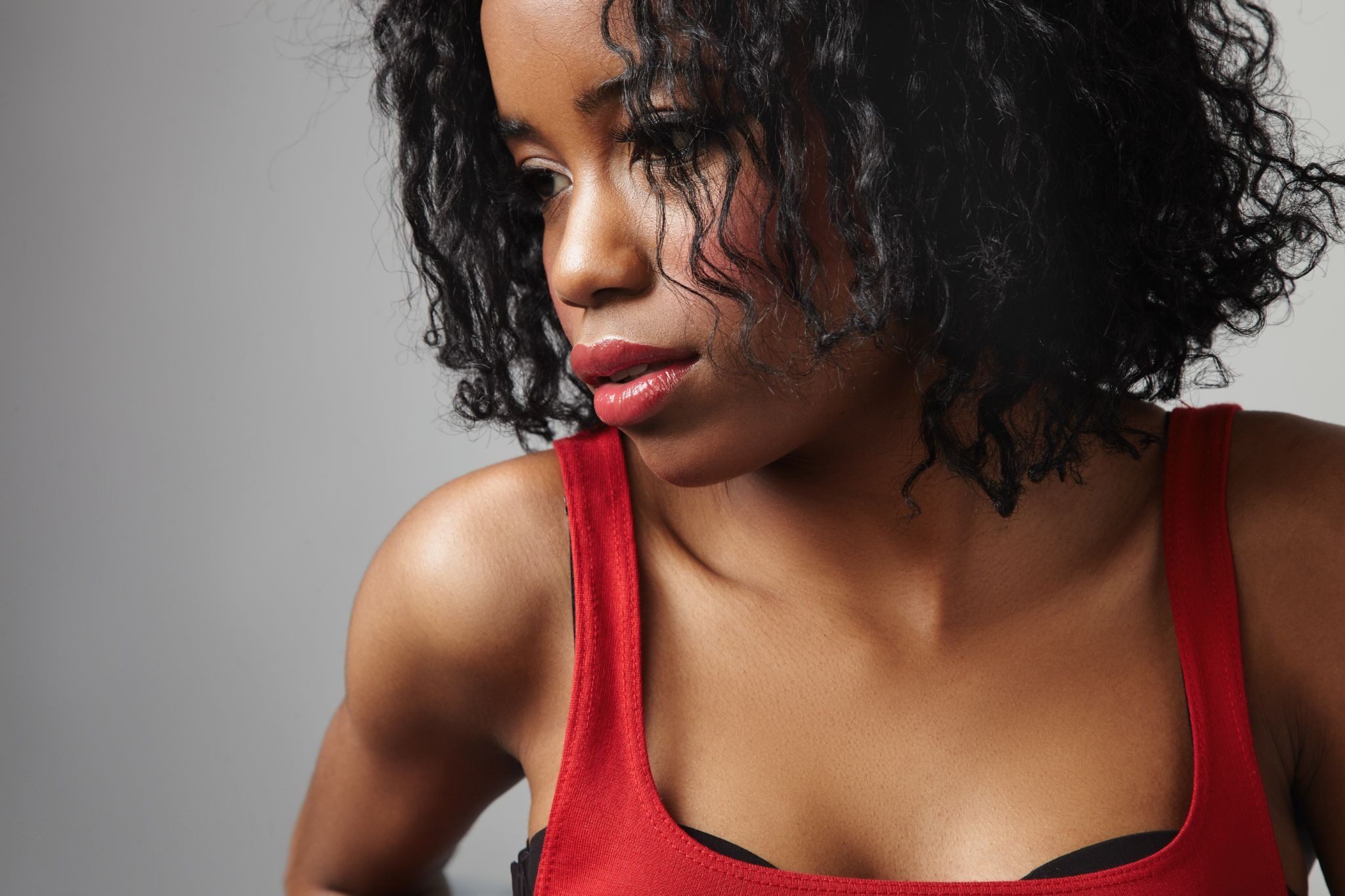 Темнокожая красивая девушка