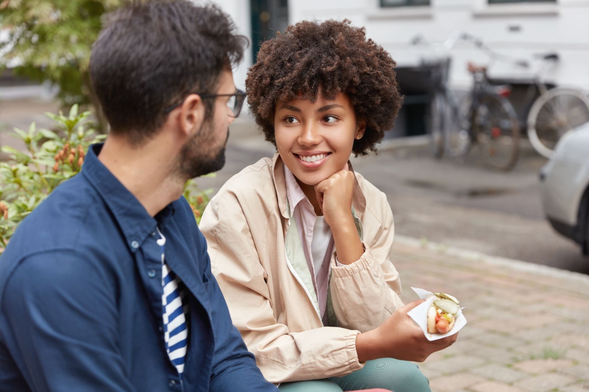 Темнокожая девушка с красивой причёской на свидании в кафе