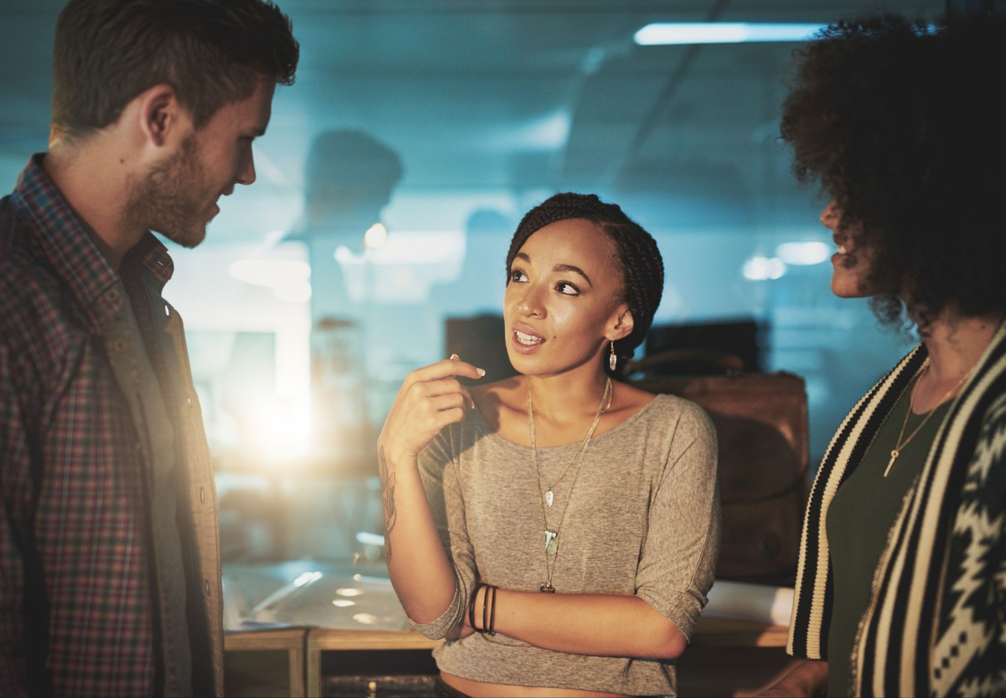 Темнокожая девушка и белый парень флиртуют в кафе за чашкой кофе