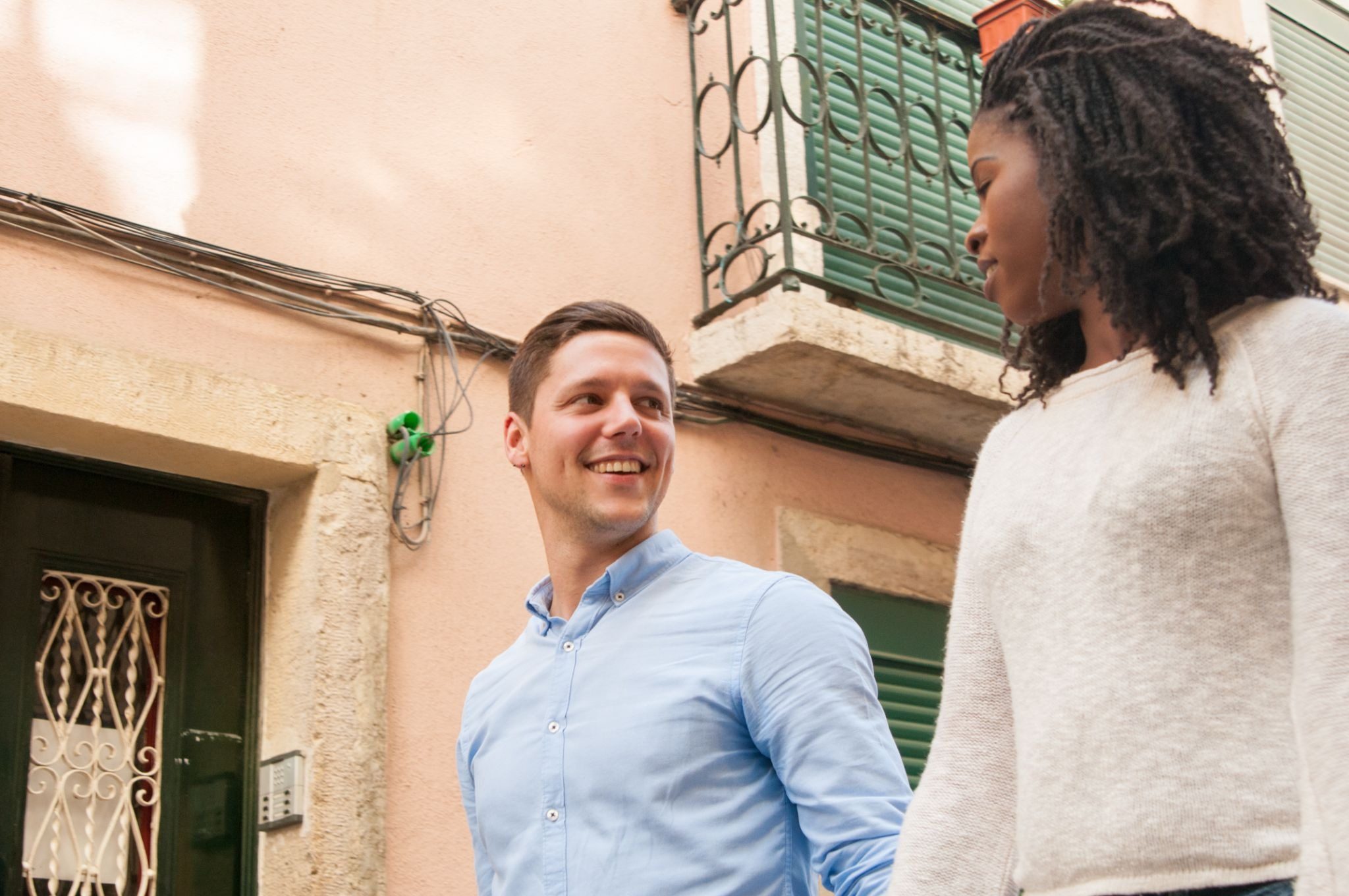 Темнокожая девушка с красивой причёской на свидании в кафе