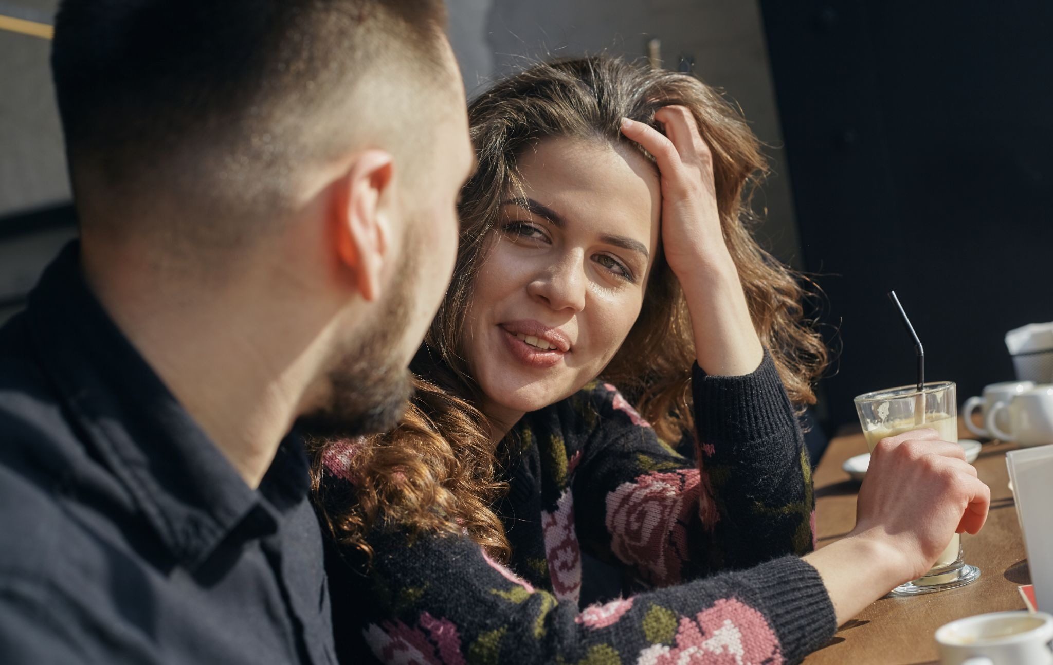 Парень и девушка познакомились через общих друзей на вечеринке