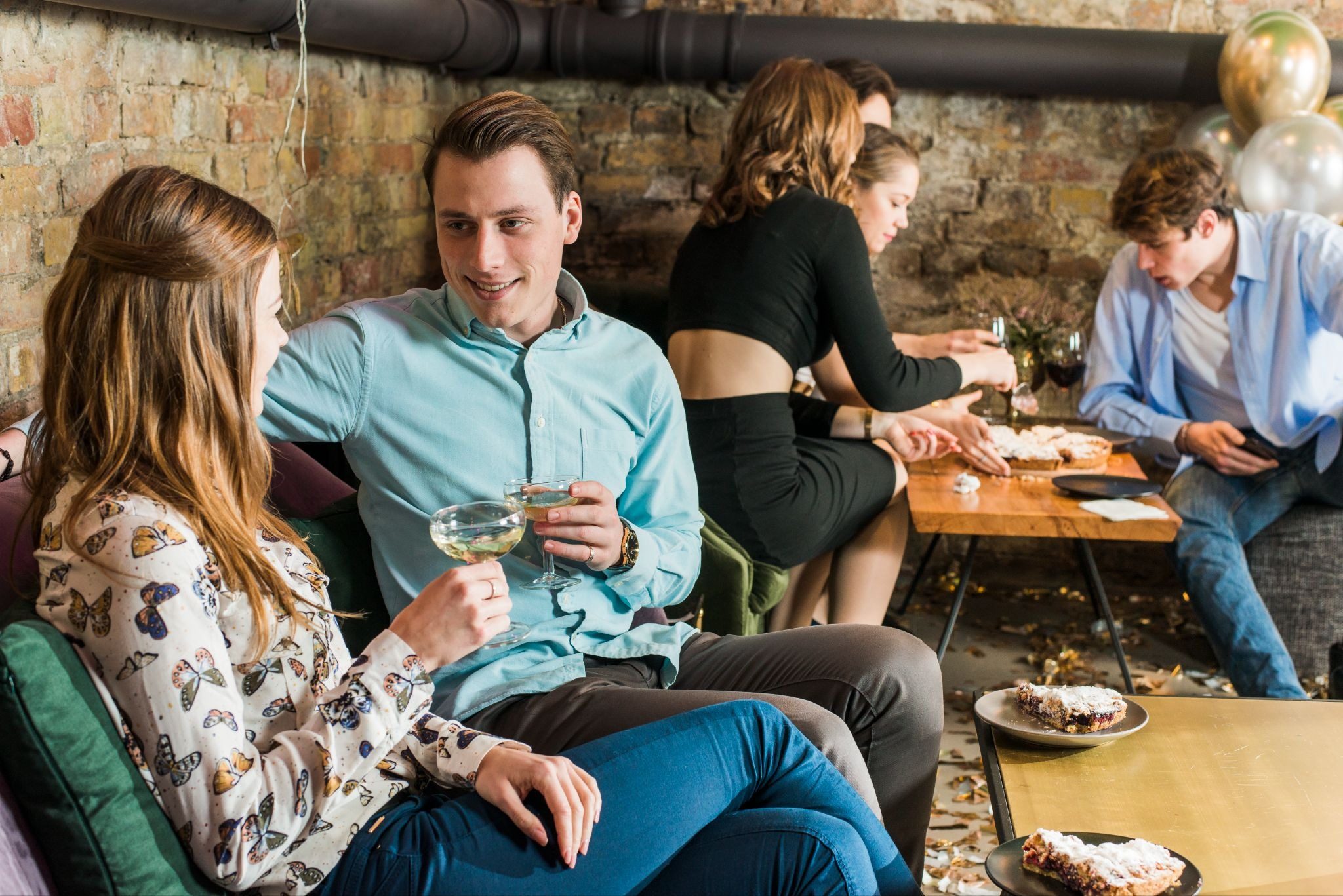 Парень и девушка флиртуют за столиком в кафе на свидании