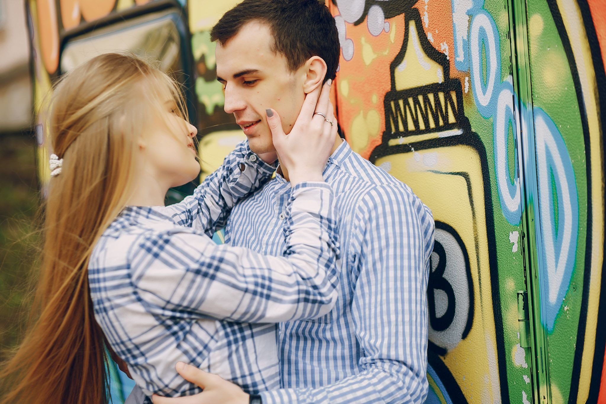 Парень и девушка познакомились через общих друзей на вечеринке